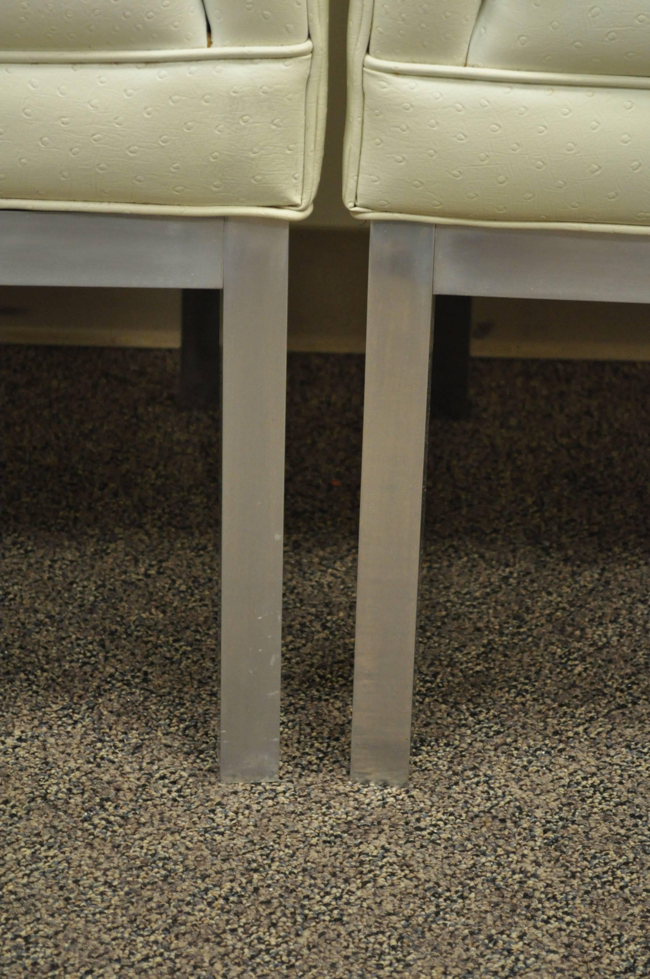 Pareja de Sillones de Respaldo Alto Estilo Parsons de Aluminio Cepillado Moderno de Mitad de Siglo finales del siglo XX en venta