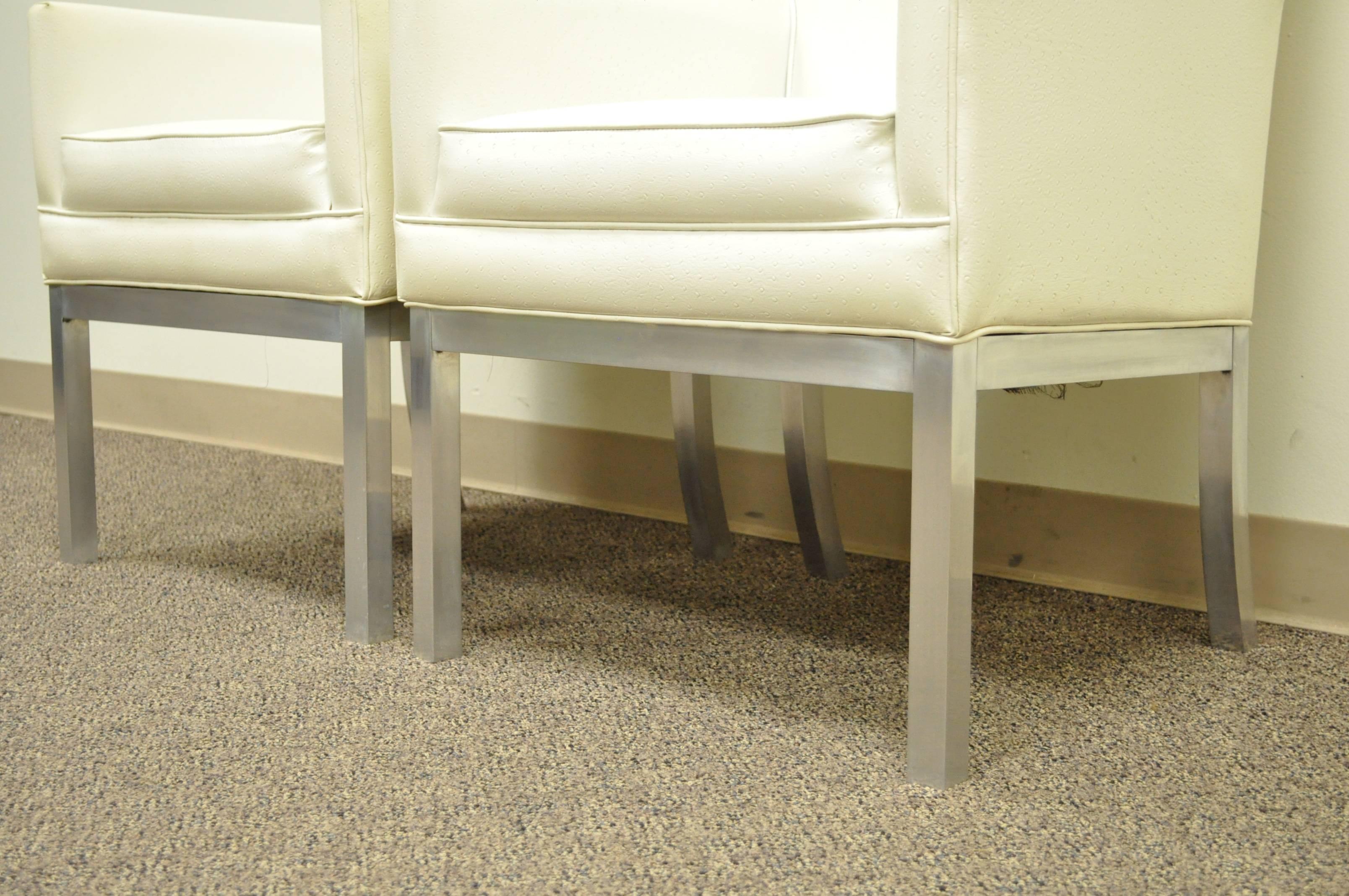 Paar moderne Sessel aus gebürstetem Aluminium im Parsons-Stil mit hoher Rückenlehne, Mid-Century Modern (amerikanisch) im Angebot