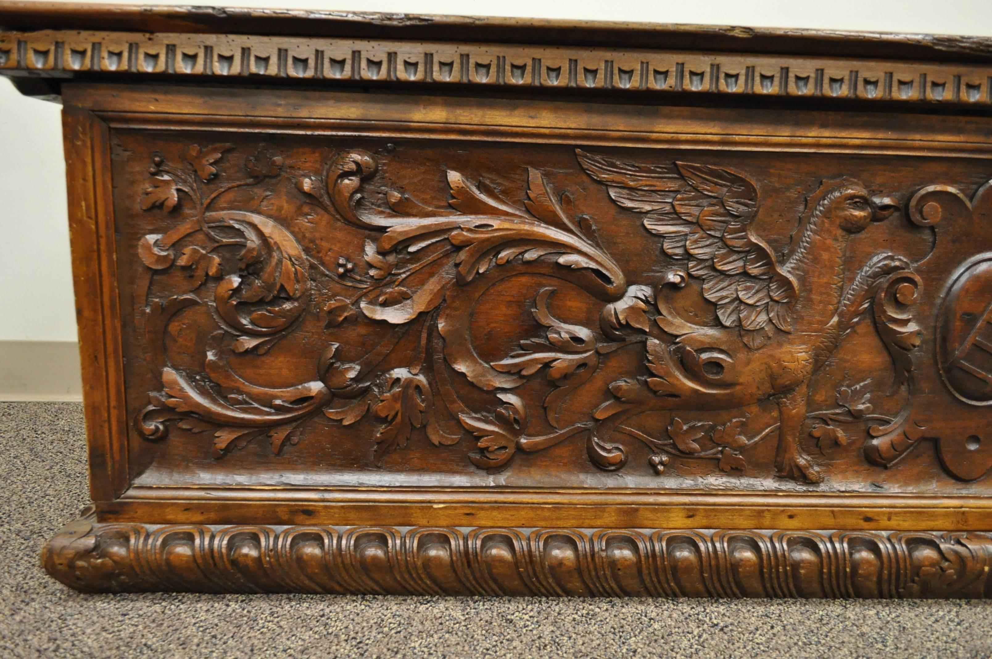 Sculpté Grand coffre ou coffre à couvertures gothique sculpté en forme de griffon, datant du 17ème siècle en vente