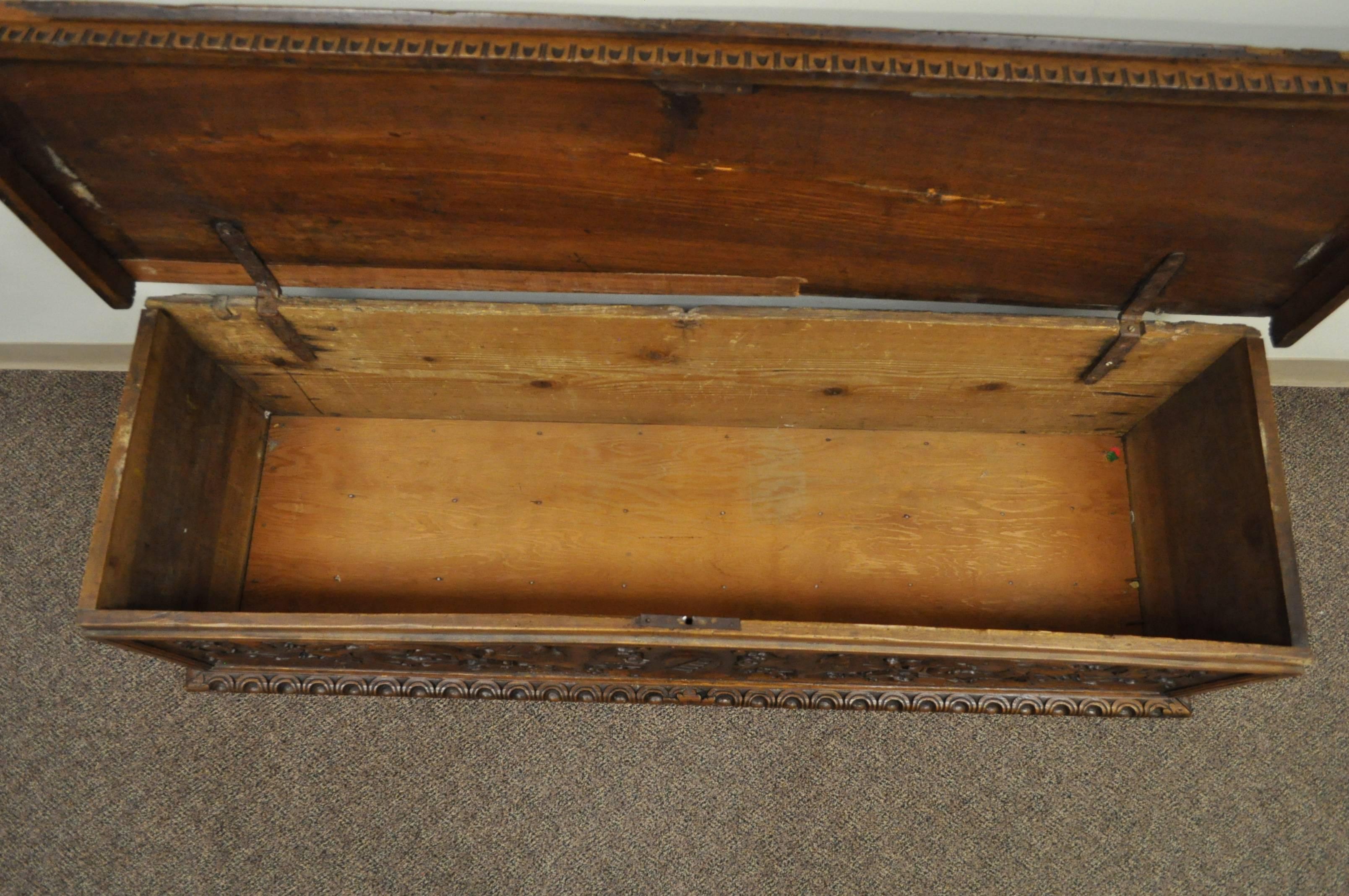 Große figurale geschnitzte gotische Koffer- oder Deckentruhe aus dem 17. Jahrhundert (Holz) im Angebot