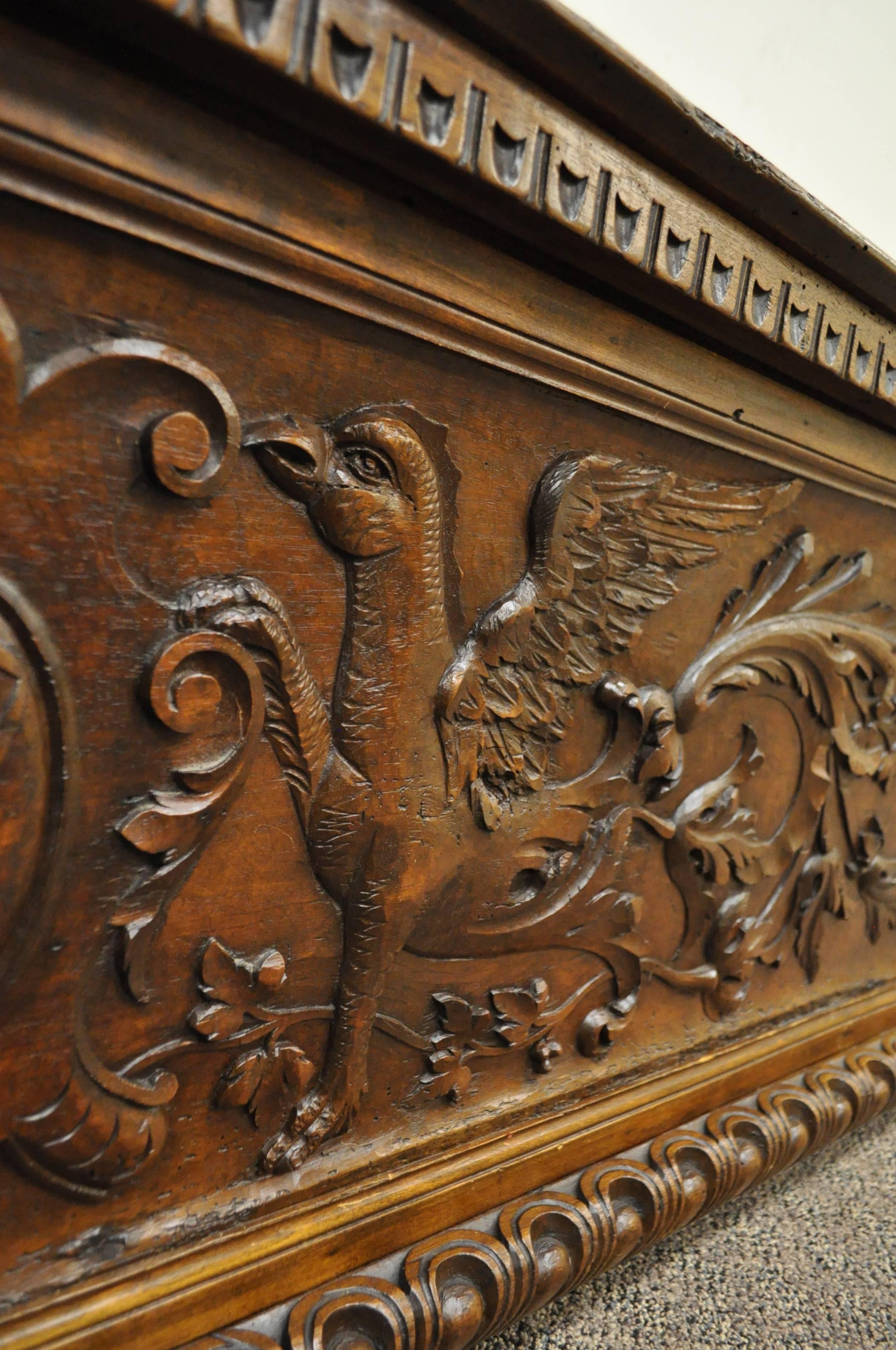 Gothique Grand coffre ou coffre à couvertures gothique sculpté en forme de griffon, datant du 17ème siècle en vente