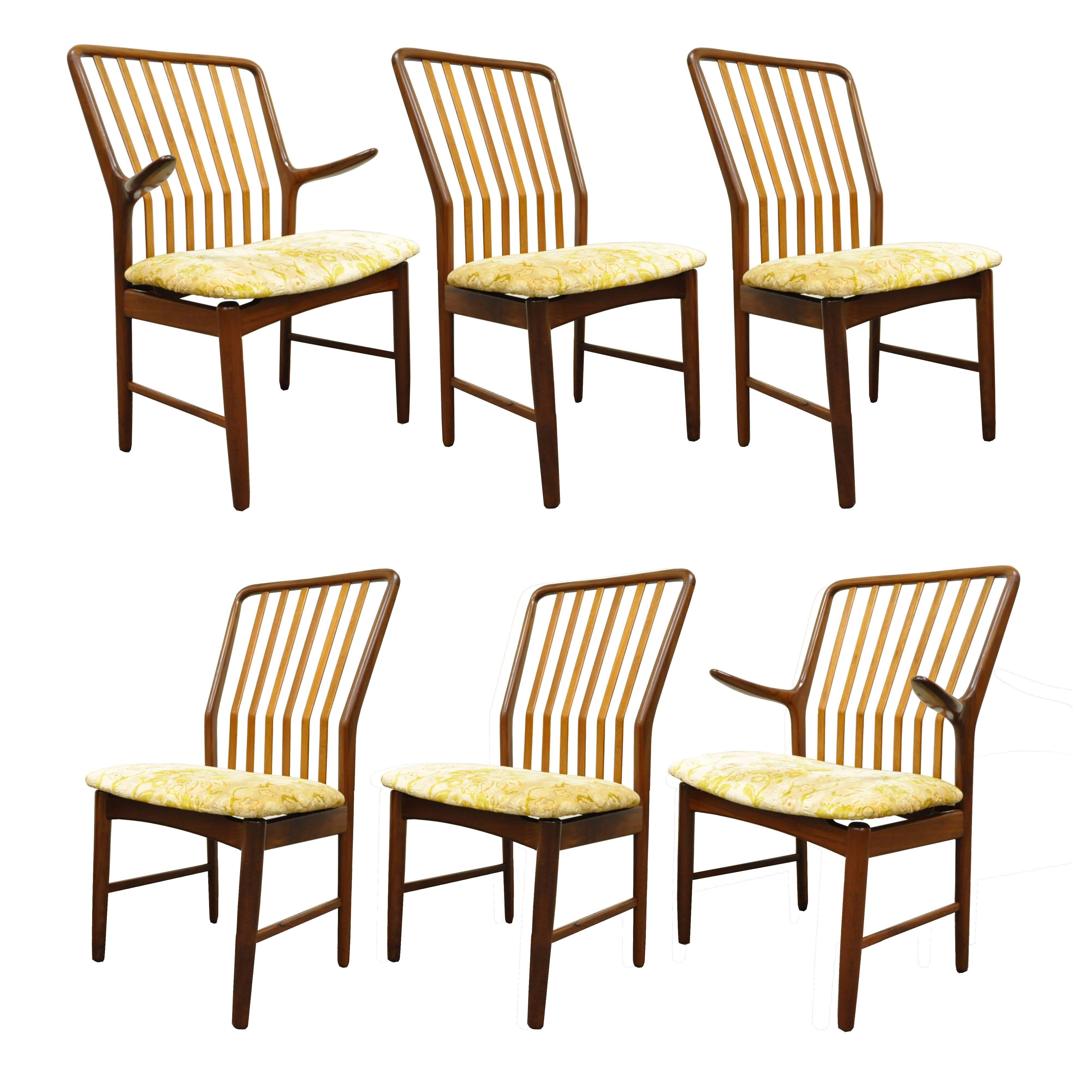 Superbe ensemble de six chaises de salle à manger en teck massif sculpté, de style moderne danois du milieu du siècle, conçues par Svend A. Madsen et importées par Moreddi. L'ensemble comprend deux fauteuils et quatre chaises d'appoint, tous dotés