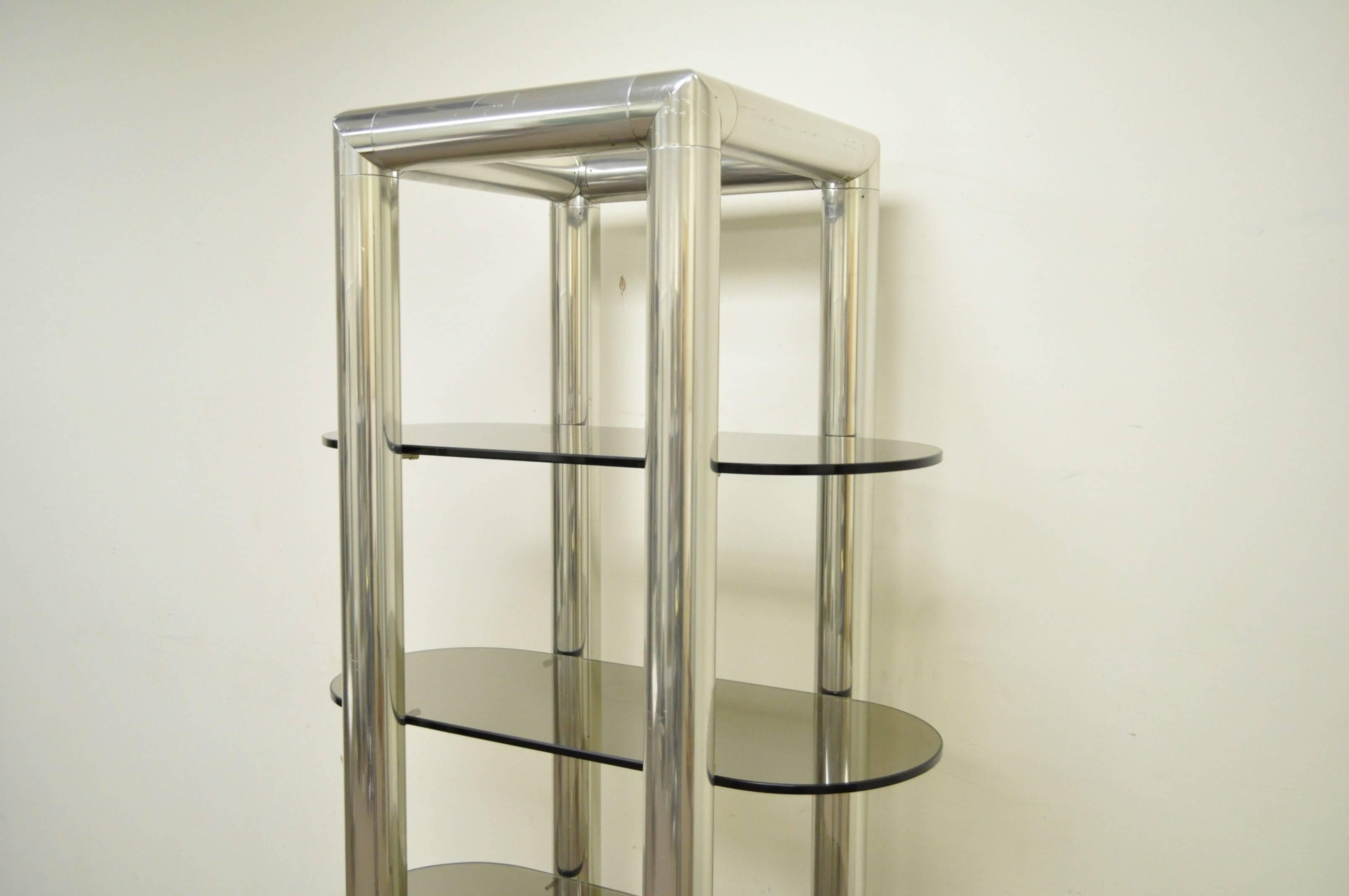 Modernes Etagere-Regal aus Aluminium und Glas mit Röhrenrohr Milo Baughman, Mitte des Jahrhunderts (20. Jahrhundert) im Angebot