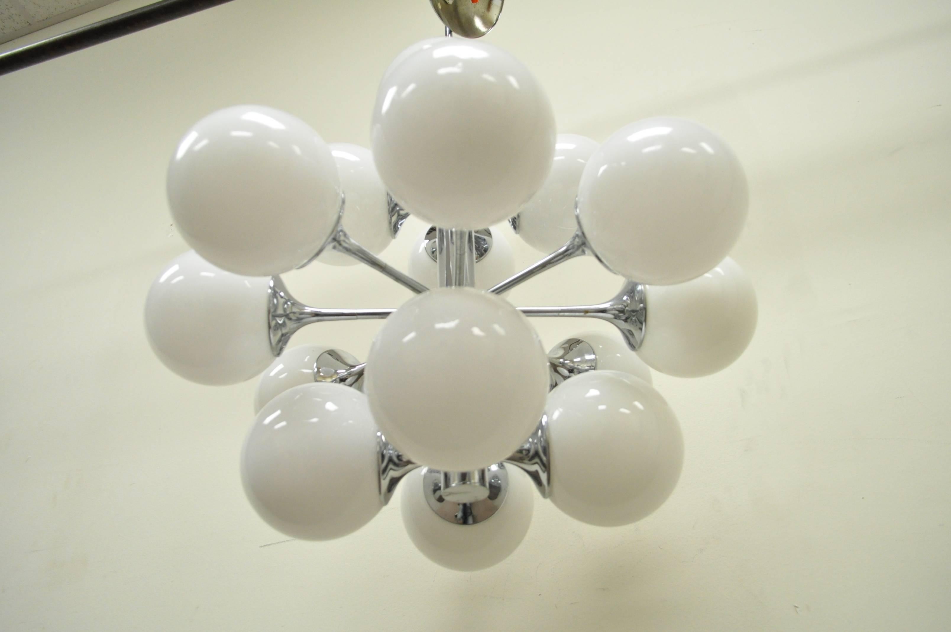 Moderner Lightolier-Kronleuchter aus Atomic-Chrom und Glas im Sputnik-Stil aus der Mitte des Jahrhunderts (20. Jahrhundert) im Angebot