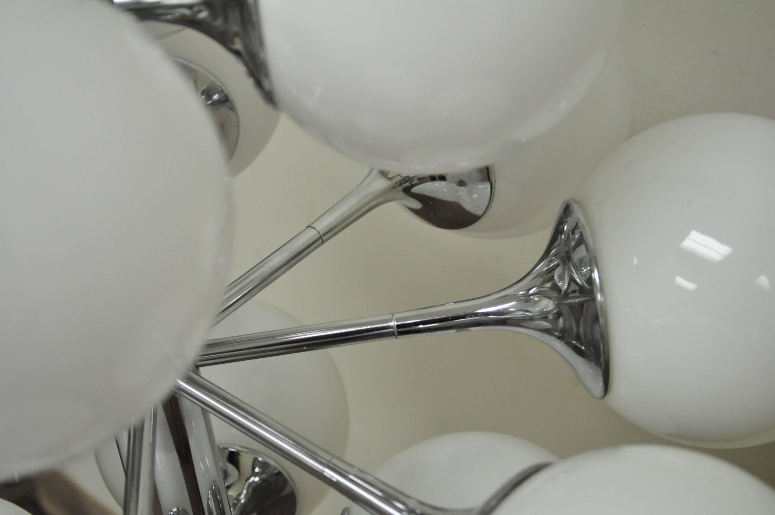 Moderner Lightolier-Kronleuchter aus Atomic-Chrom und Glas im Sputnik-Stil aus der Mitte des Jahrhunderts im Zustand „Hervorragend“ im Angebot in Philadelphia, PA