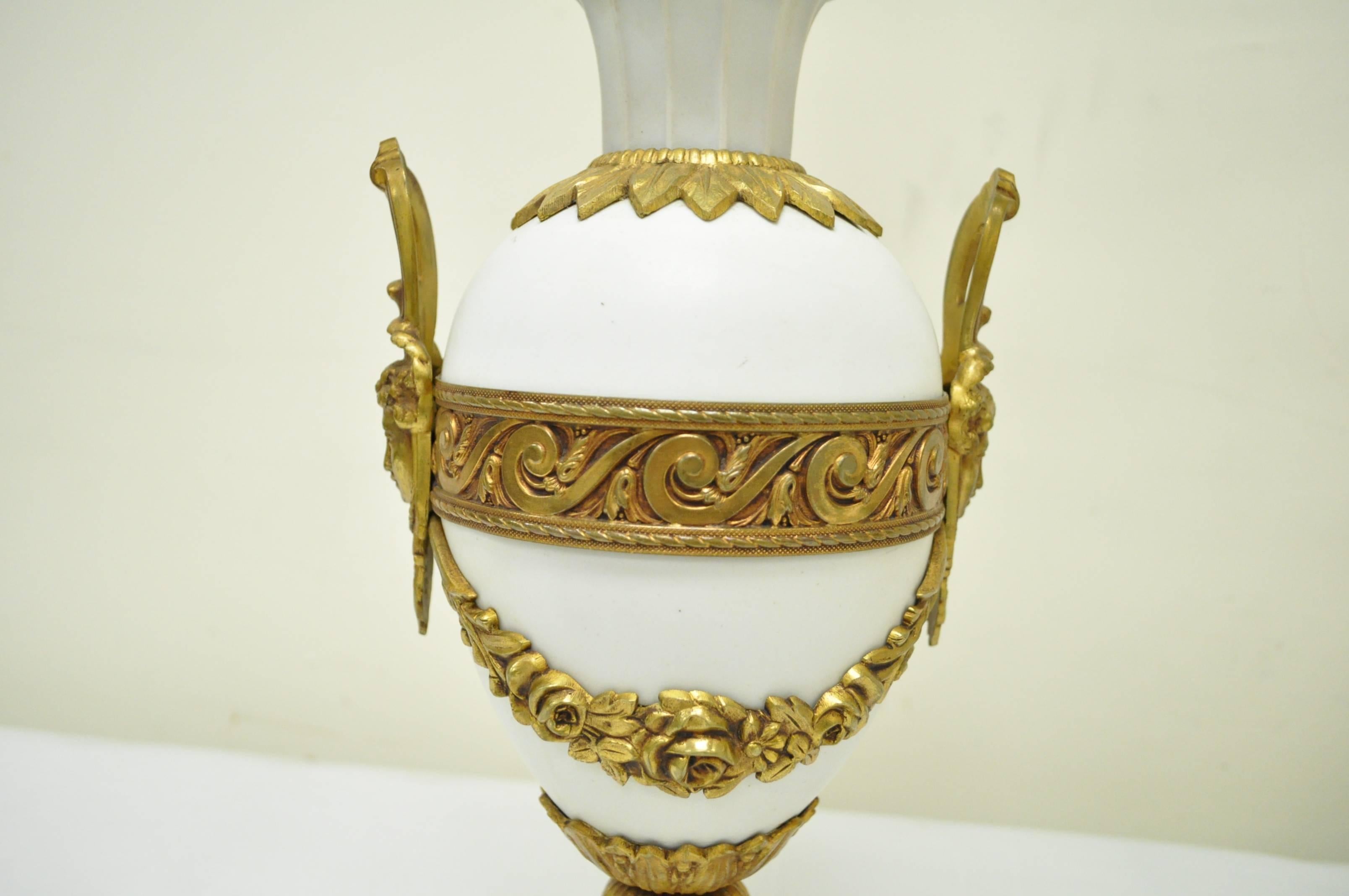 Paire de lampes de table à candélabre en bronze et porcelaine de style Louis XV/ XVI français Excellent état - En vente à Philadelphia, PA