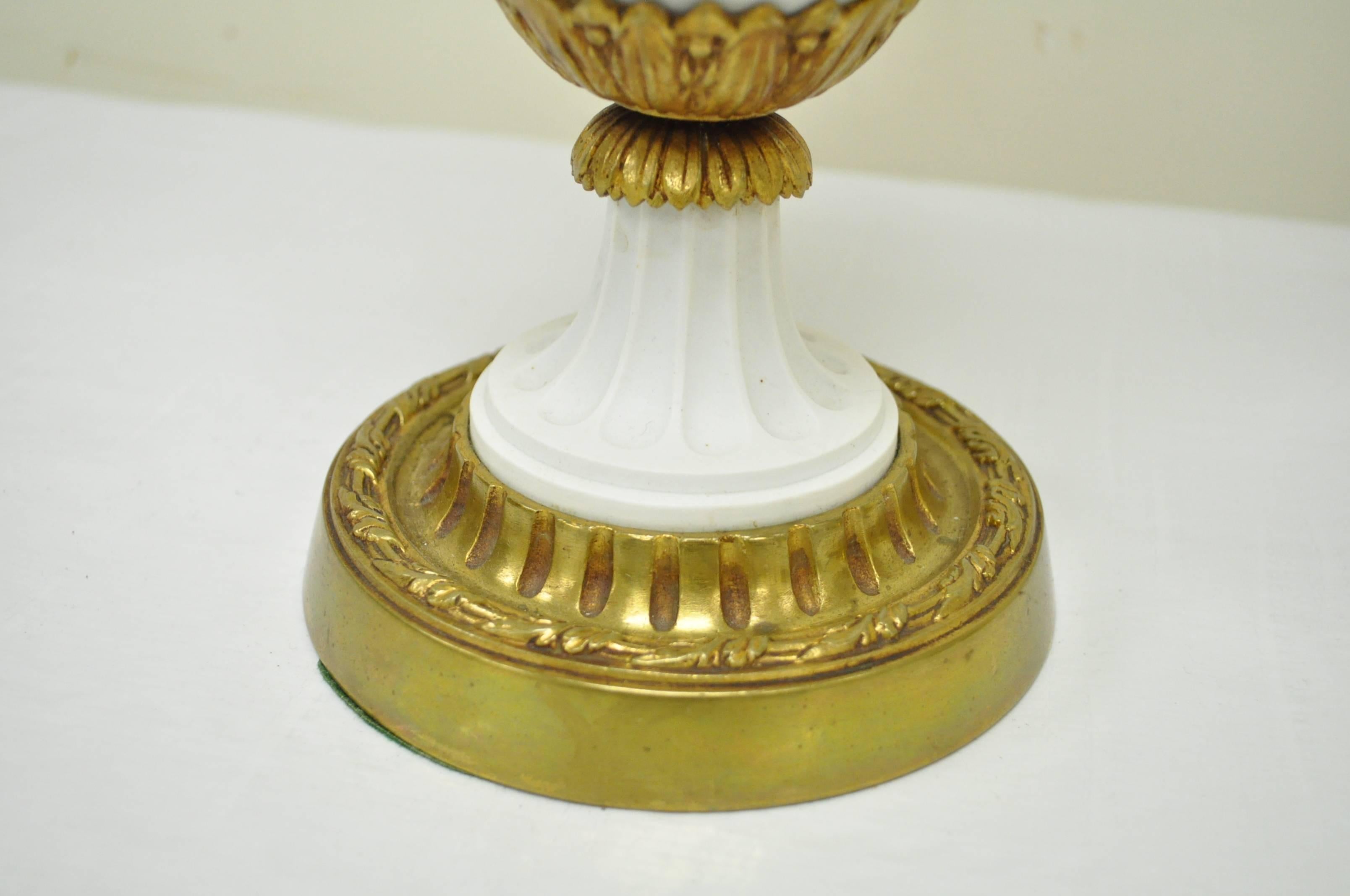 Zwei französische Kandelaber-Tischlampen aus Bronze und Porzellan im Louis-XV-/XVI-Stil im Angebot 2