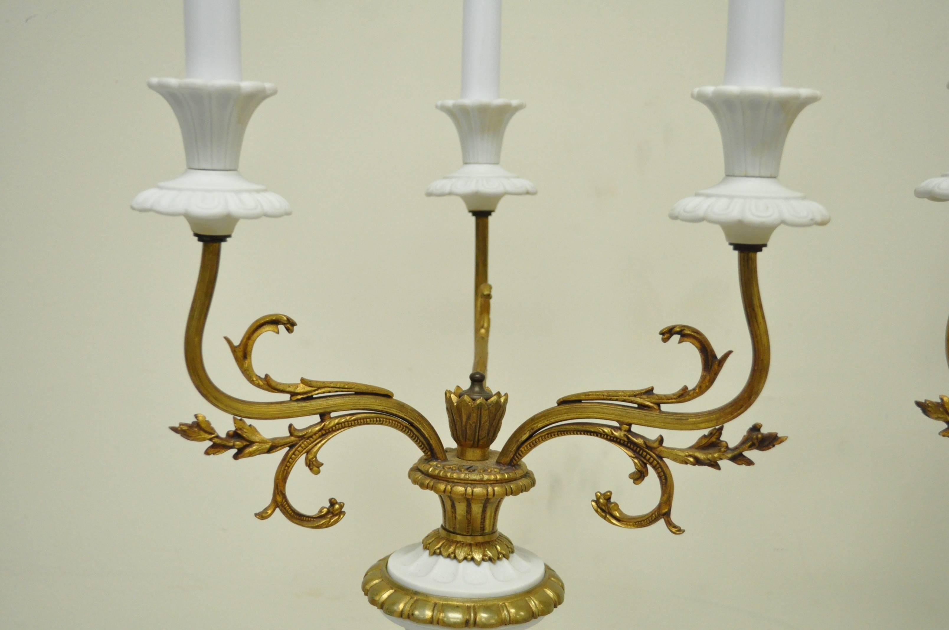Zwei französische Kandelaber-Tischlampen aus Bronze und Porzellan im Louis-XV-/XVI-Stil (20. Jahrhundert) im Angebot