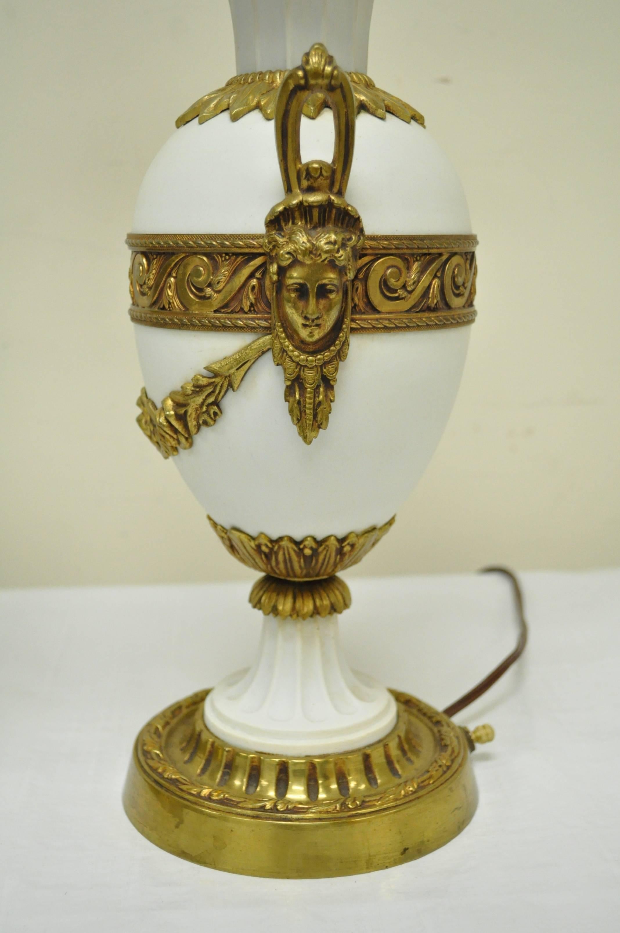 Français Paire de lampes de table à candélabre en bronze et porcelaine de style Louis XV/ XVI français en vente