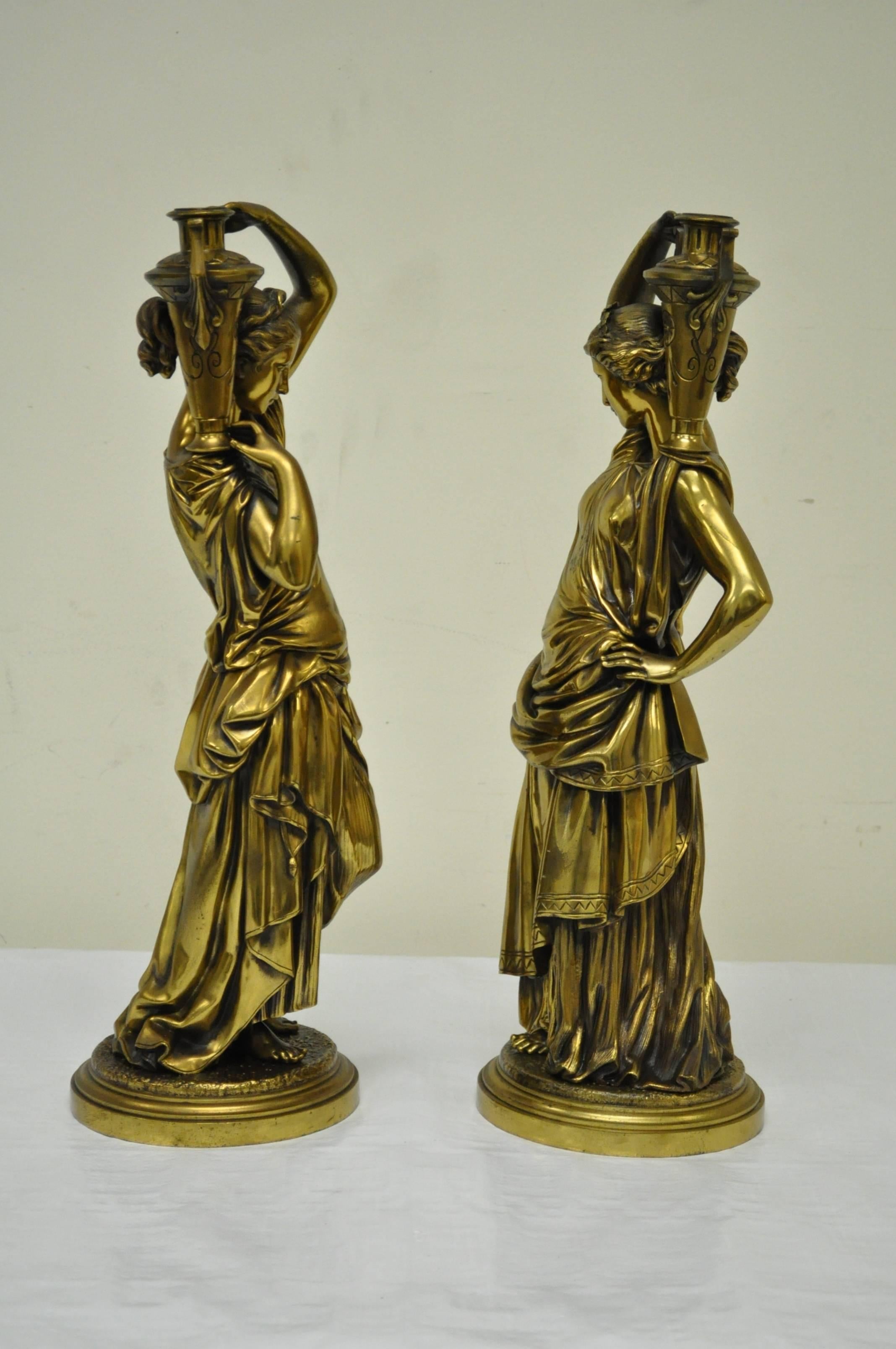 Grec classique Paire de statues de jeunes filles en bronze finement moulé de style classique français du 19ème siècle en vente