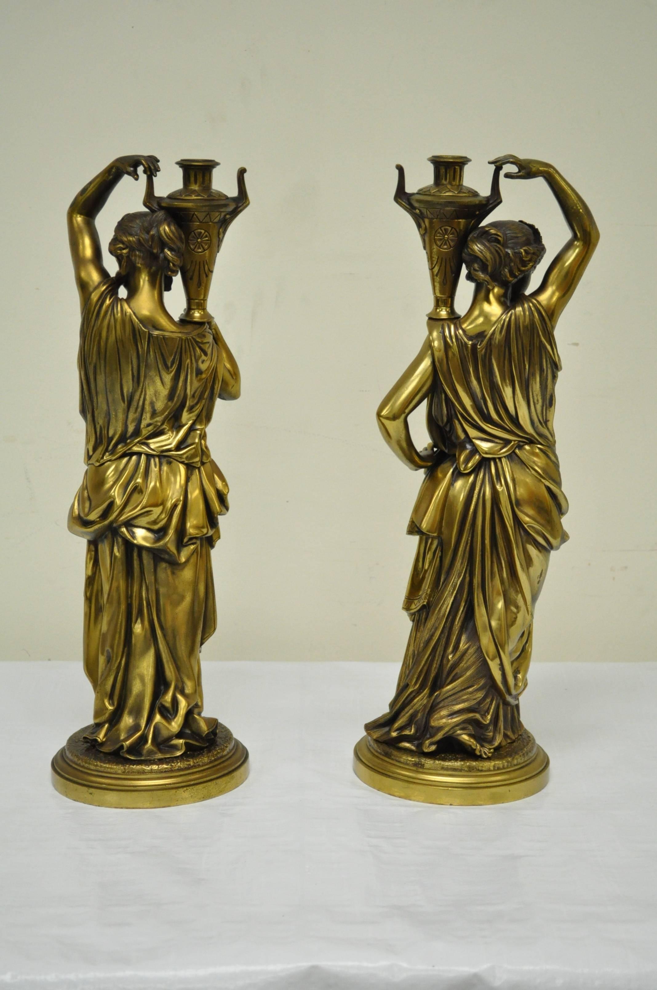 Français Paire de statues de jeunes filles en bronze finement moulé de style classique français du 19ème siècle en vente