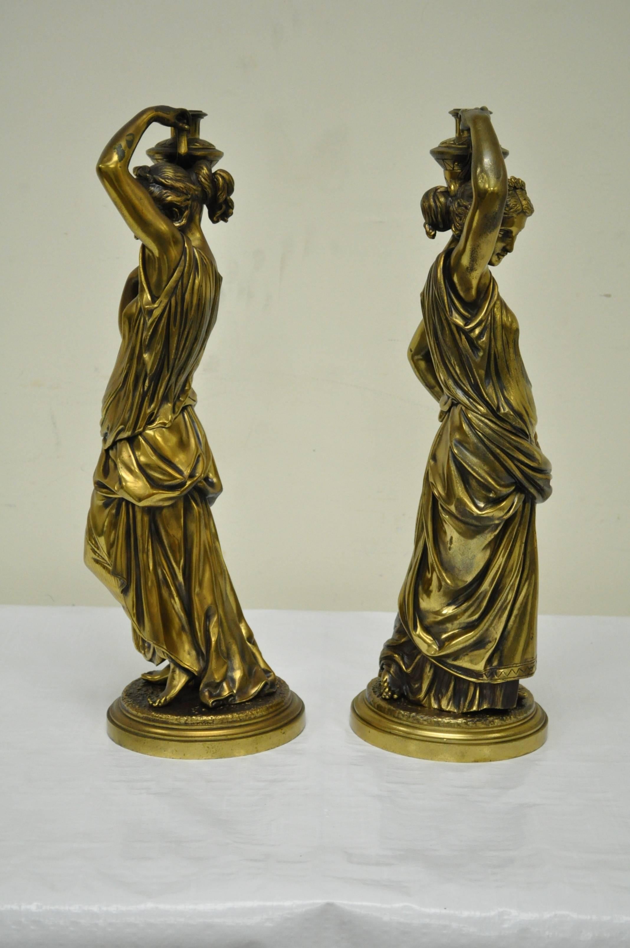 Bronze Paire de statues de jeunes filles en bronze finement moulé de style classique français du 19ème siècle en vente