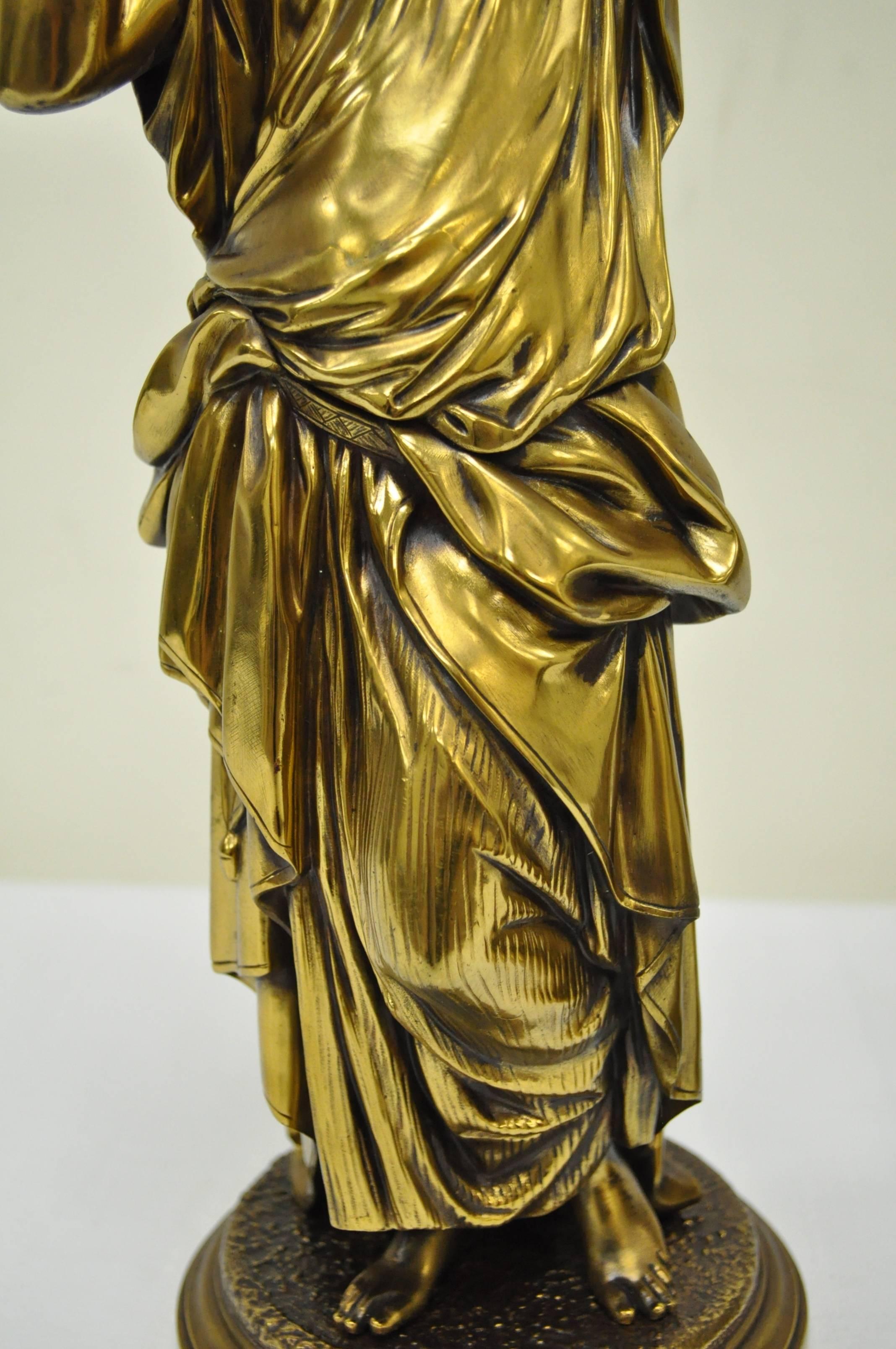 Moulage Paire de statues de jeunes filles en bronze finement moulé de style classique français du 19ème siècle en vente
