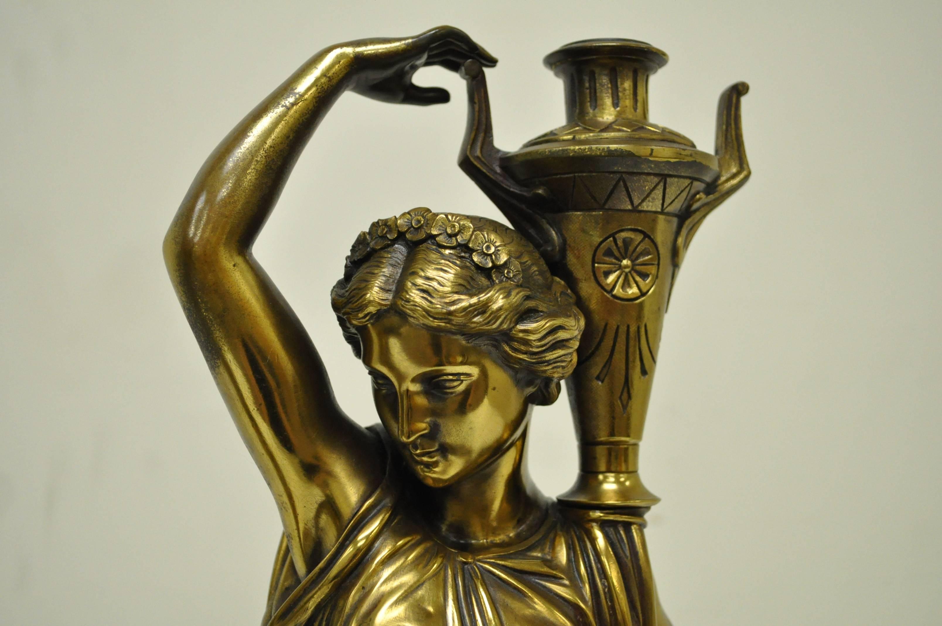 Paire de statues figuratives de qualité en bronze du 19ème siècle. La paire présente des vierges tournées vers la gauche et la droite tenant des récipients en forme d'urne. Le moulage est de qualité supérieure, comme en témoignent les drapés, les
