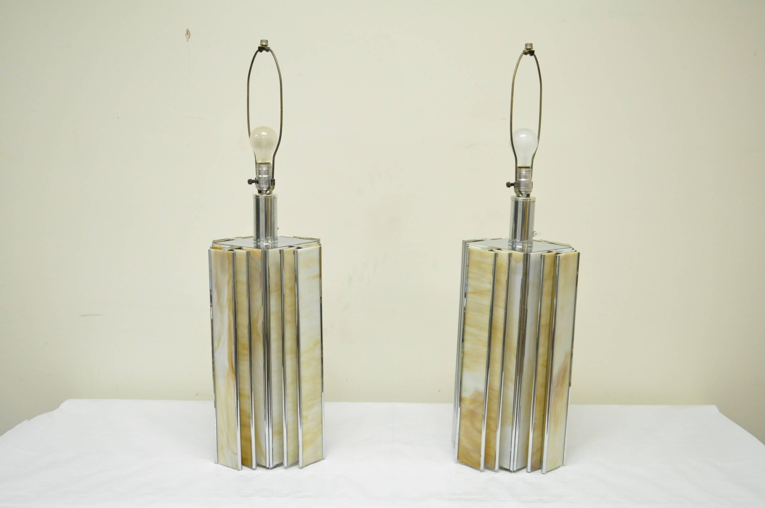 Mid-Century Modern Paire de lampes de bureau de style Art déco mi-siècle moderne en chrome et verre plaqué en vente