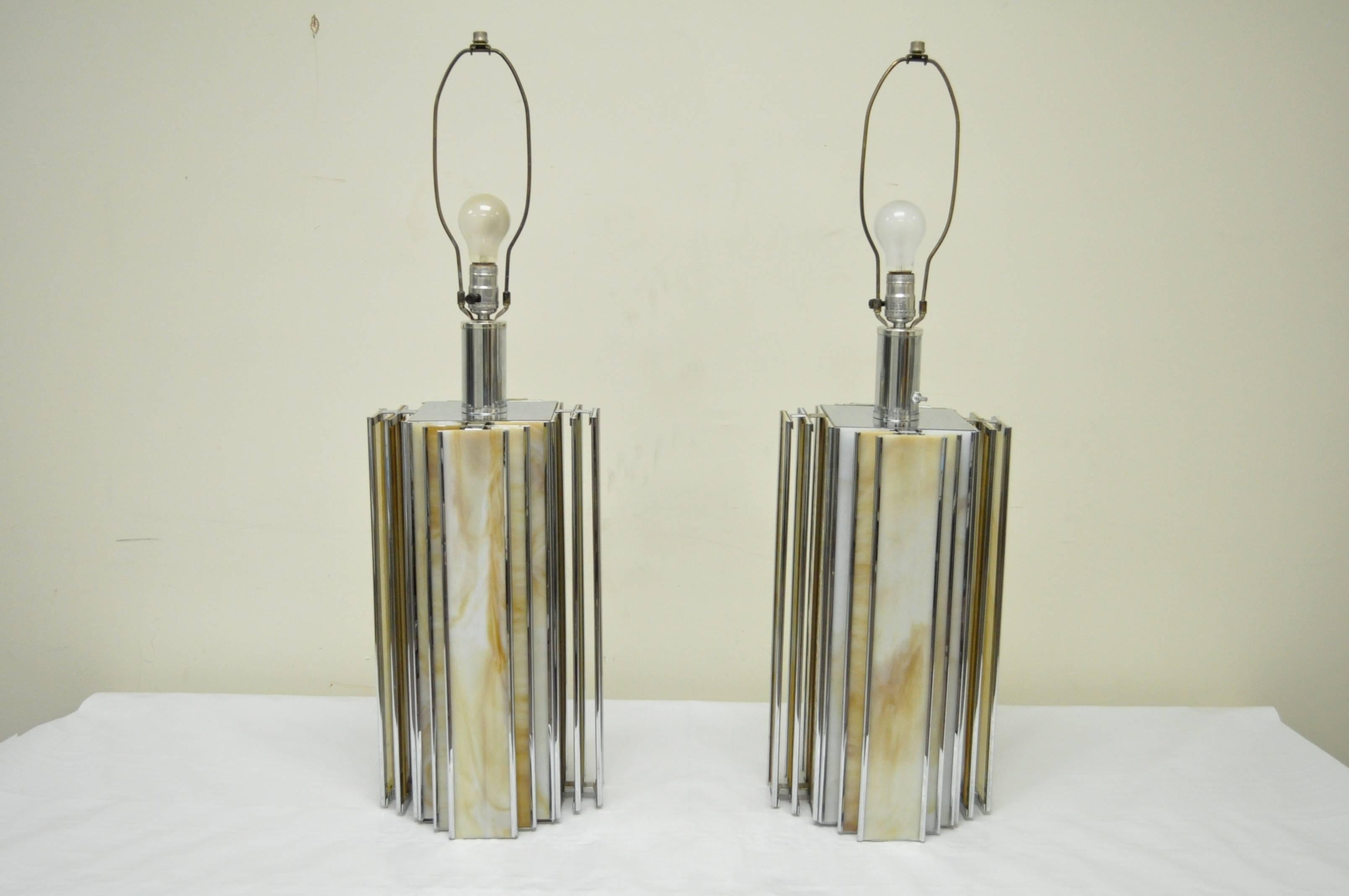 Mid-Century Modern-Tischlampen aus Chrom undlag-Glas, Art-Déco-Stil, Paar im Zustand „Gut“ im Angebot in Philadelphia, PA