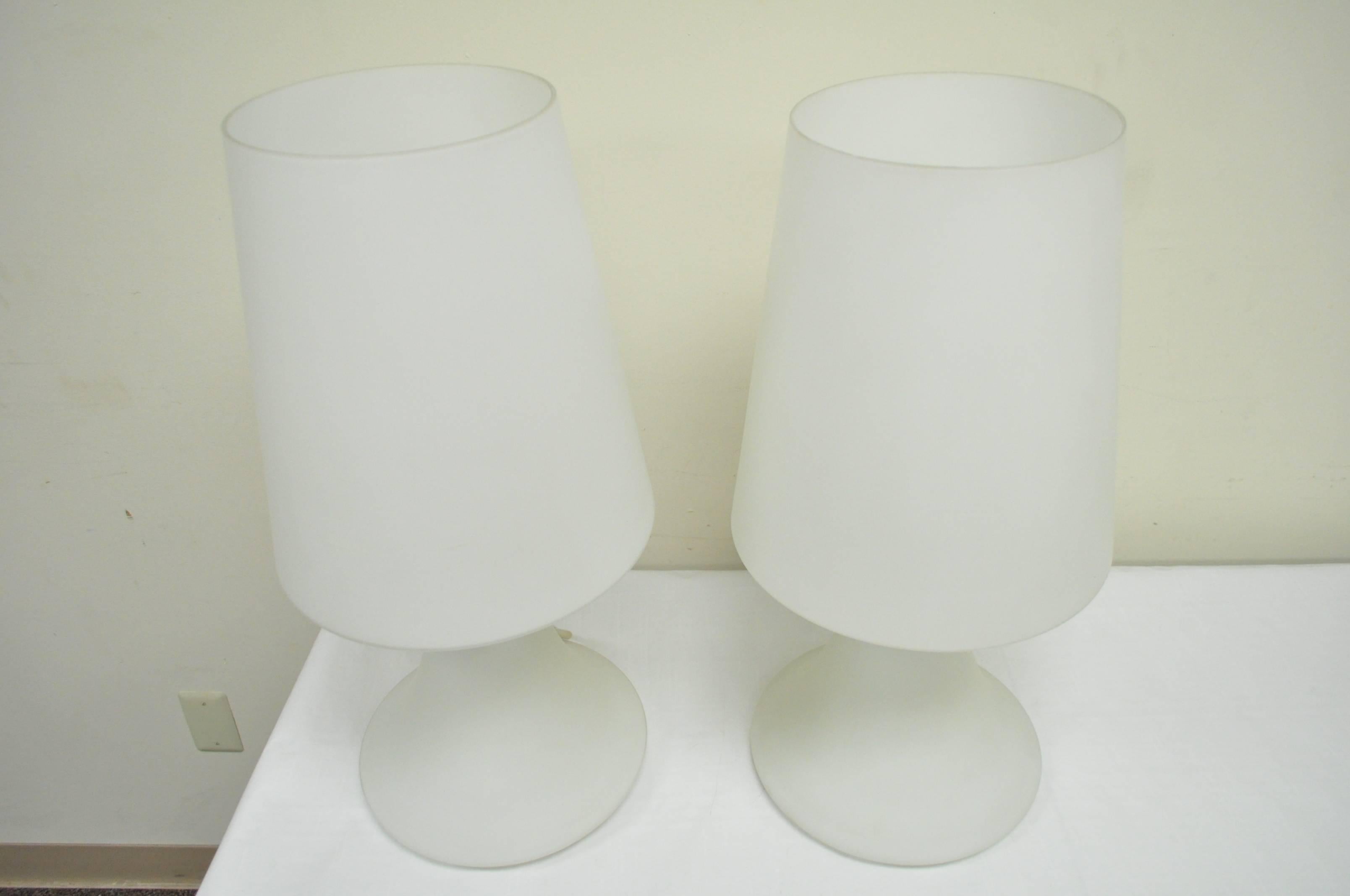 Mid-Century Modern Paire de lampes de bureau champignons en verre dépoli blanc par Laurel en vente