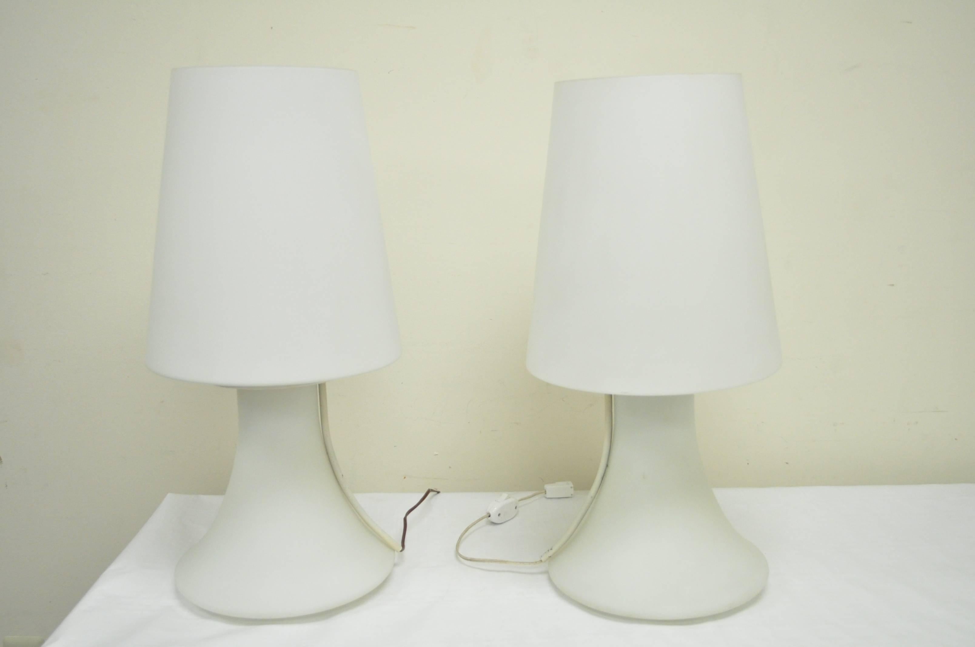 Mid-Century Modern Pair of White Frosted Glass Mushroom Table Lamps by Laurel For Sale