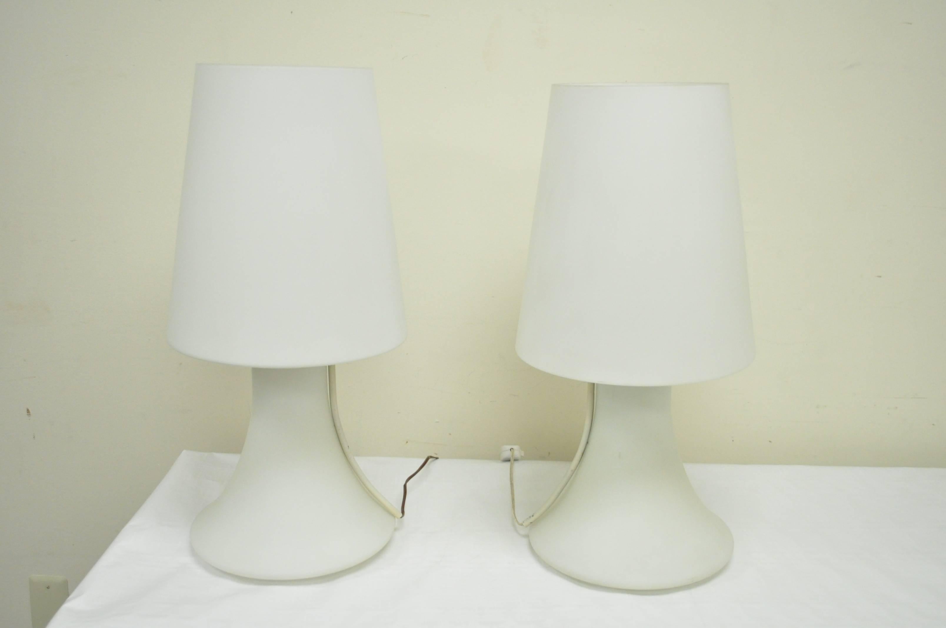 italien Paire de lampes de bureau champignons en verre dépoli blanc par Laurel en vente