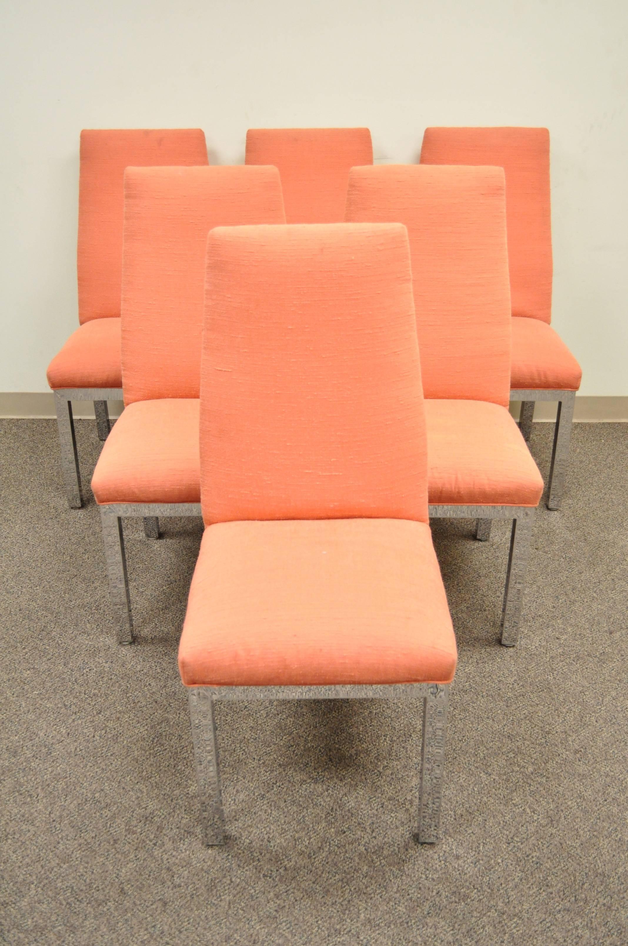 Ein großartiger Satz von 6 modernistischen Esszimmerstühlen mit verchromten Gestellen im Parsons-Stil, leicht verjüngten Rückenlehnen und nahtlosen Verbindungen, die Milo Baughman für das Design Institute if America zugeschrieben werden. 