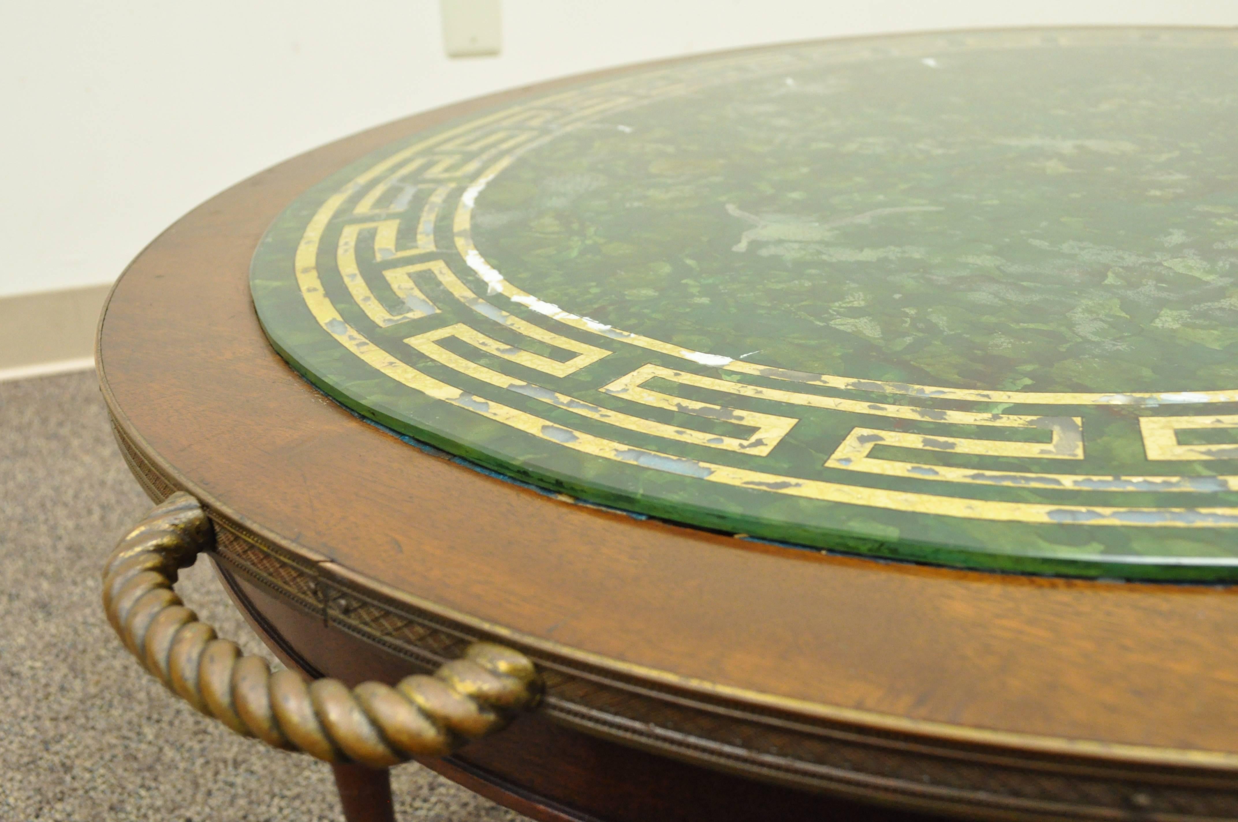 Néoclassique Table basse vintage décorée à l'envers de la clé grecque en verre et acajou en vente