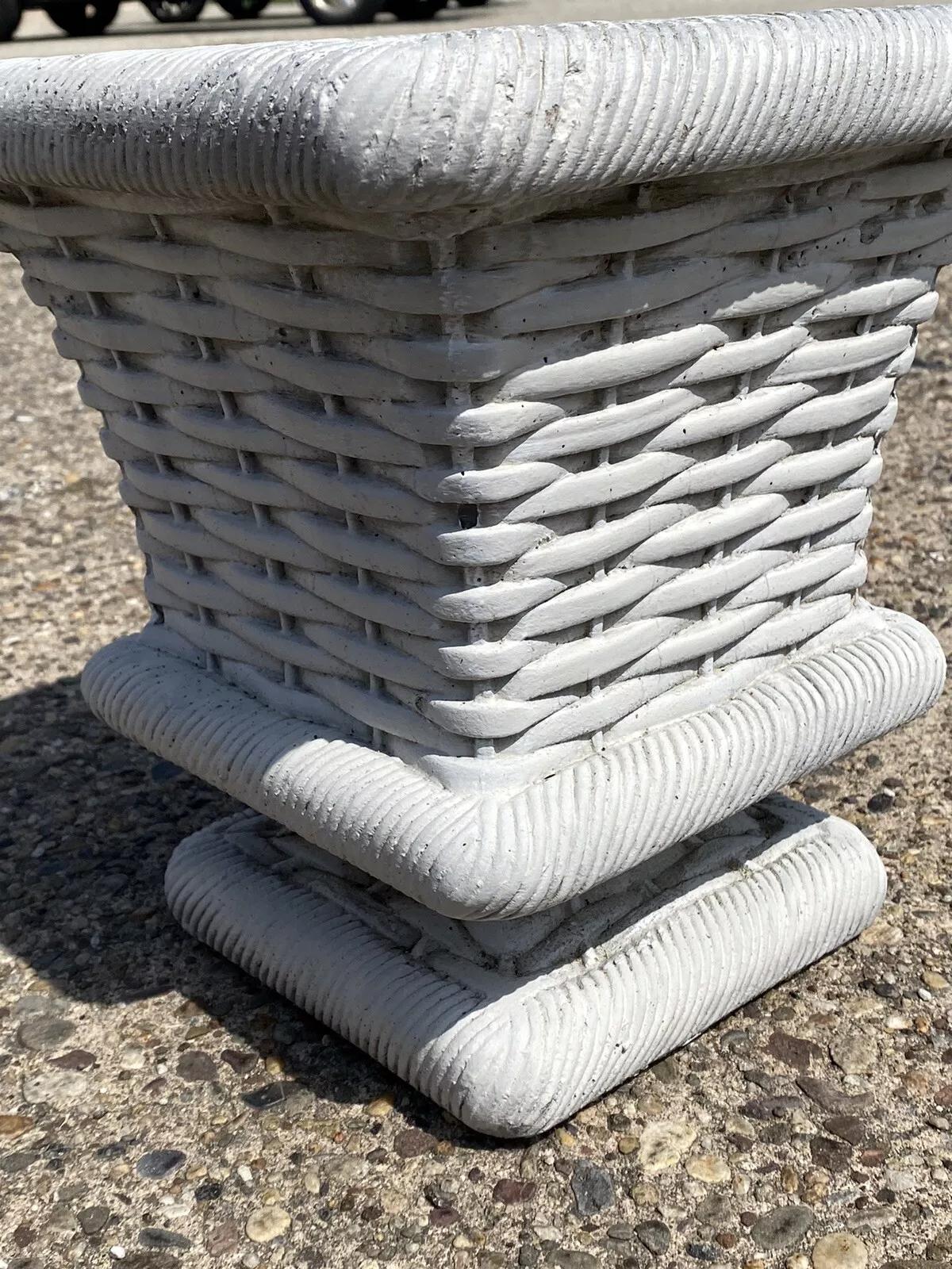 Ciment Petit panier tressé vintage de style campagnard anglais, jardinière de jardin d'extérieur en vente