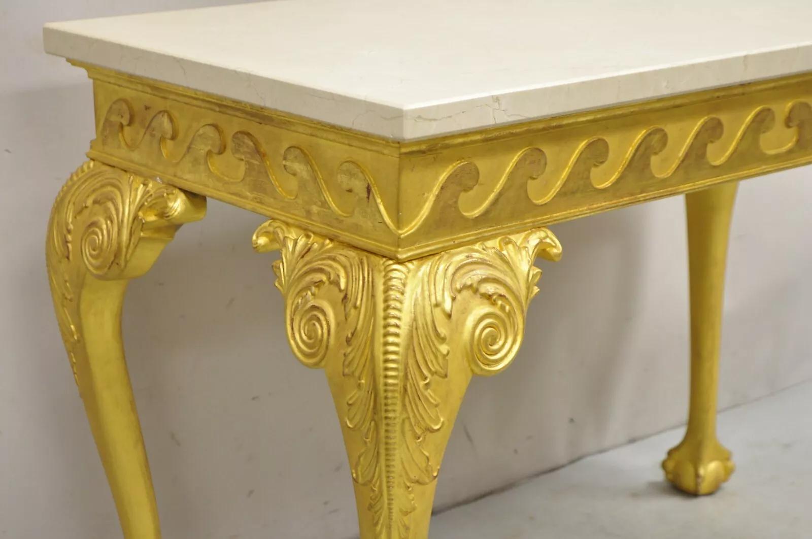 Mesa de salón consola de madera dorada dorada estilo Jorge II con patas en forma de bola y garras siglo XX en venta