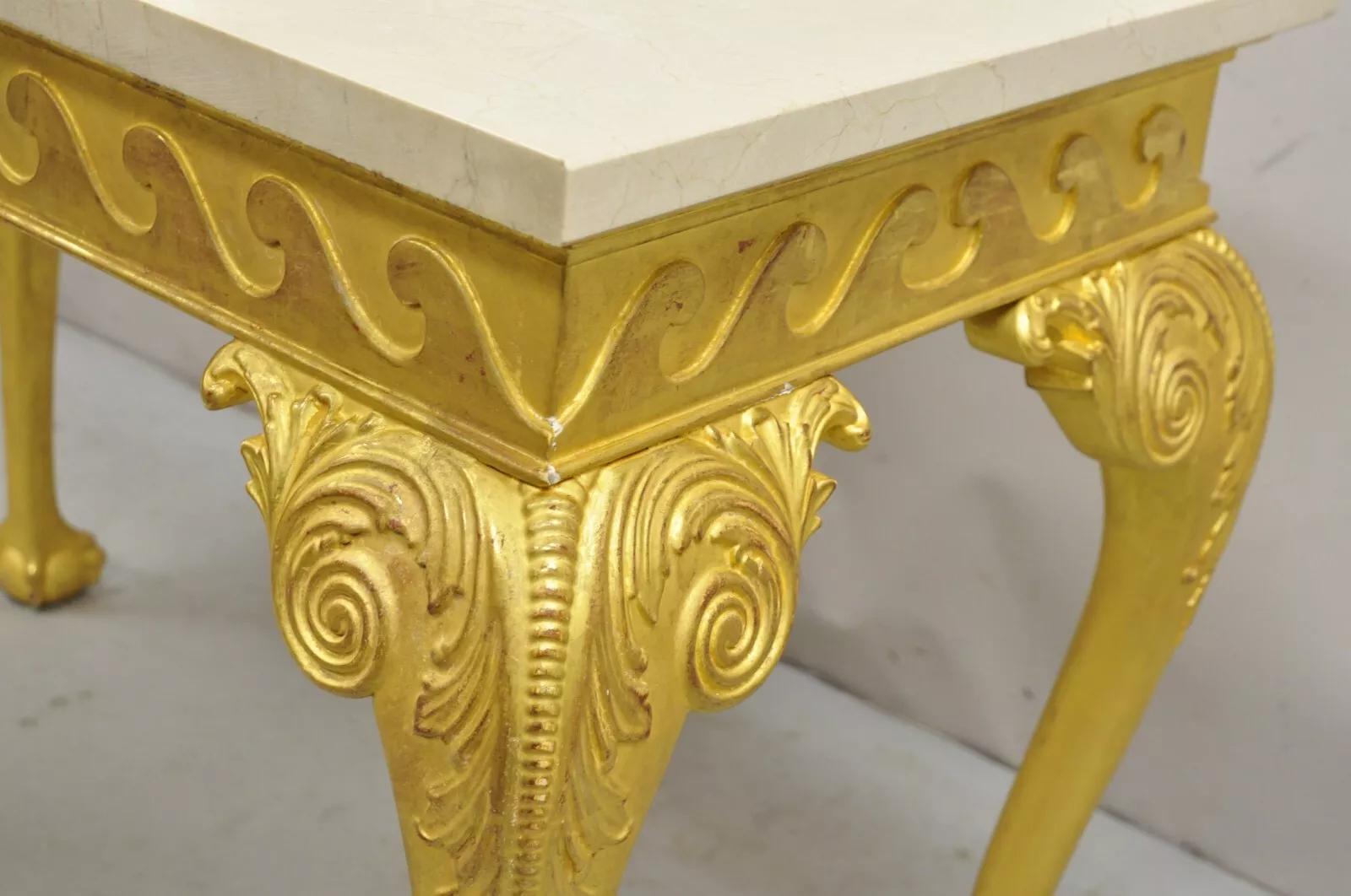 Mesa de salón consola de madera dorada dorada estilo Jorge II con patas en forma de bola y garras en venta 3