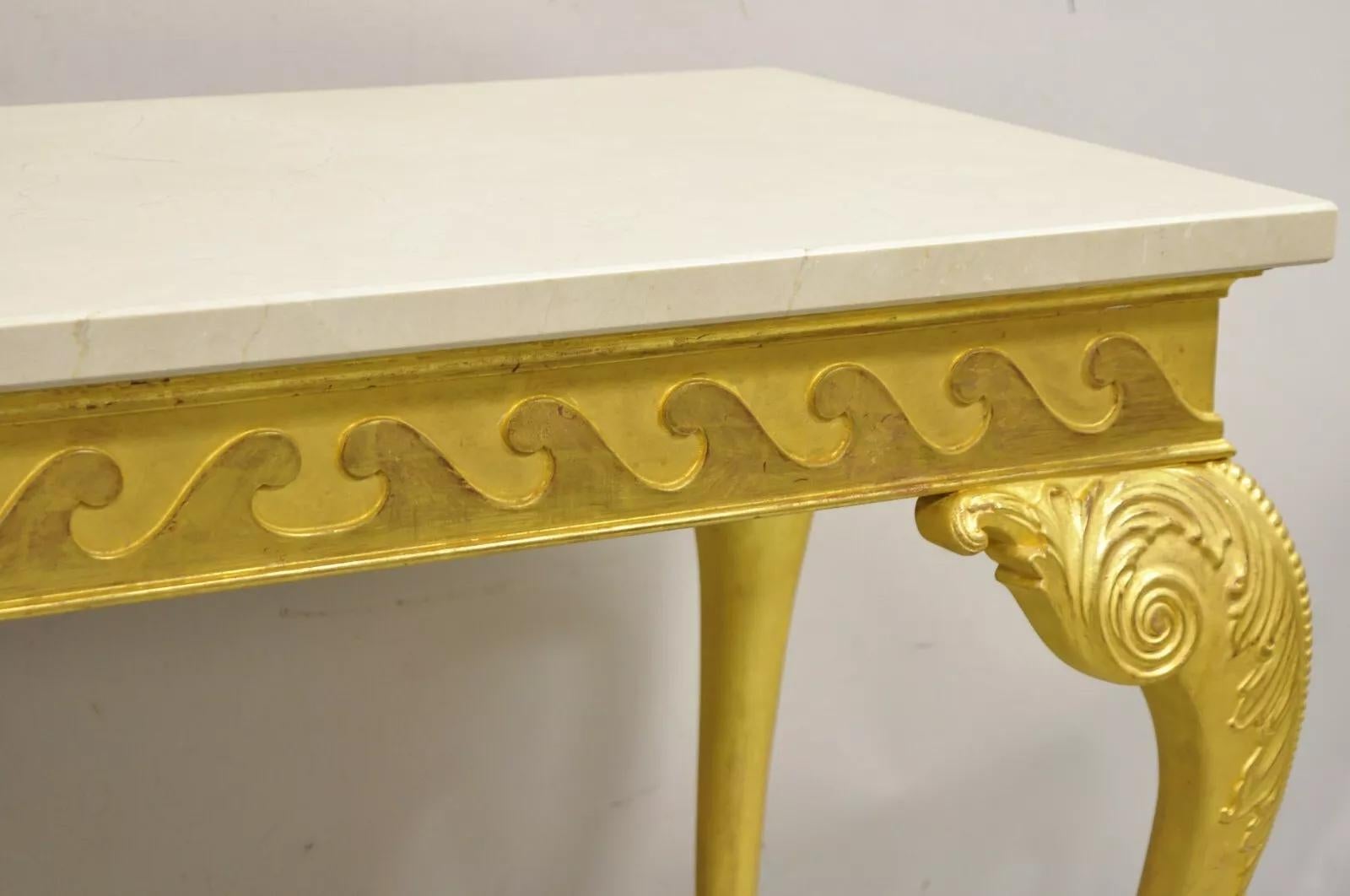 Mesa de salón consola de madera dorada dorada estilo Jorge II con patas en forma de bola y garras en venta 4