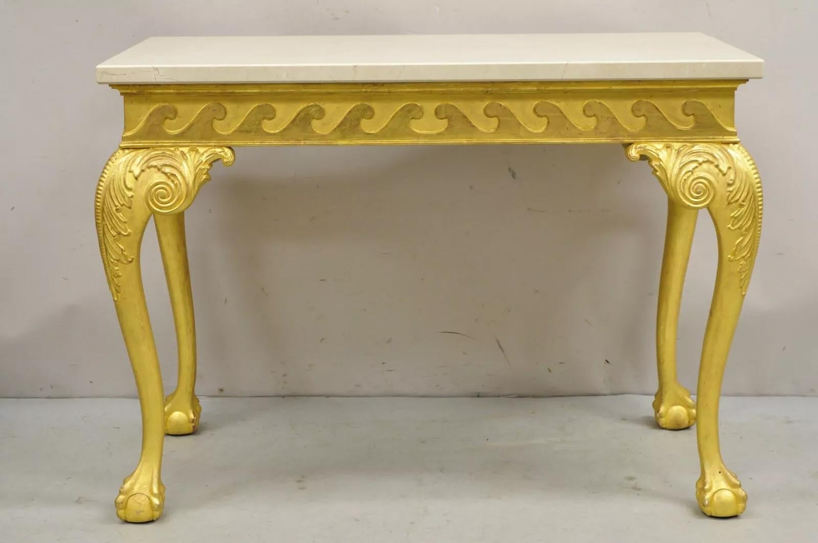 Mesa de salón consola de madera dorada dorada estilo Jorge II con patas en forma de bola y garras en venta 5