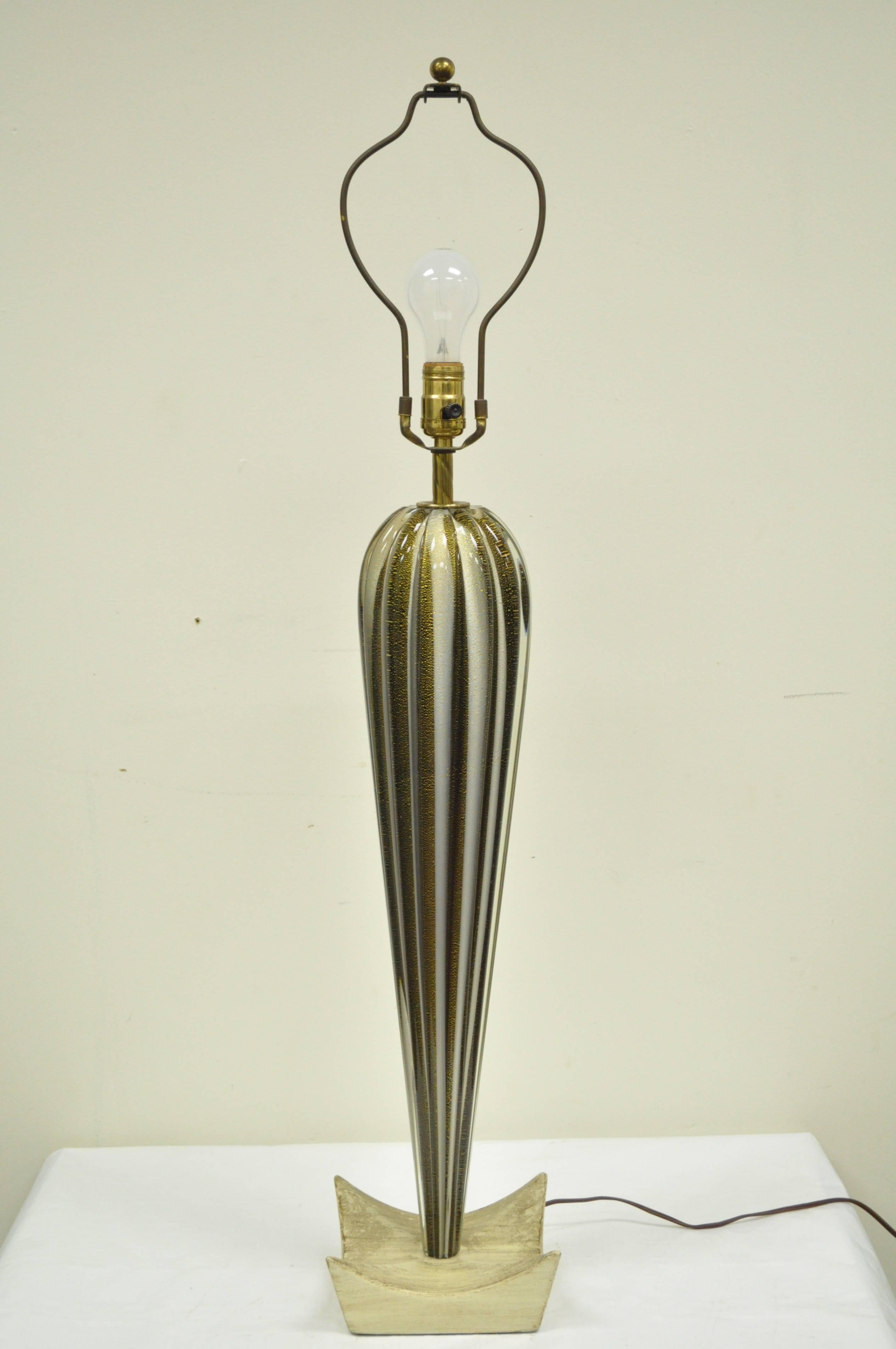 Magnifique lampe de table vintage de Murano attribuée à Barovier&Toso. La lampe présente une forme galbée en verre soufflé 