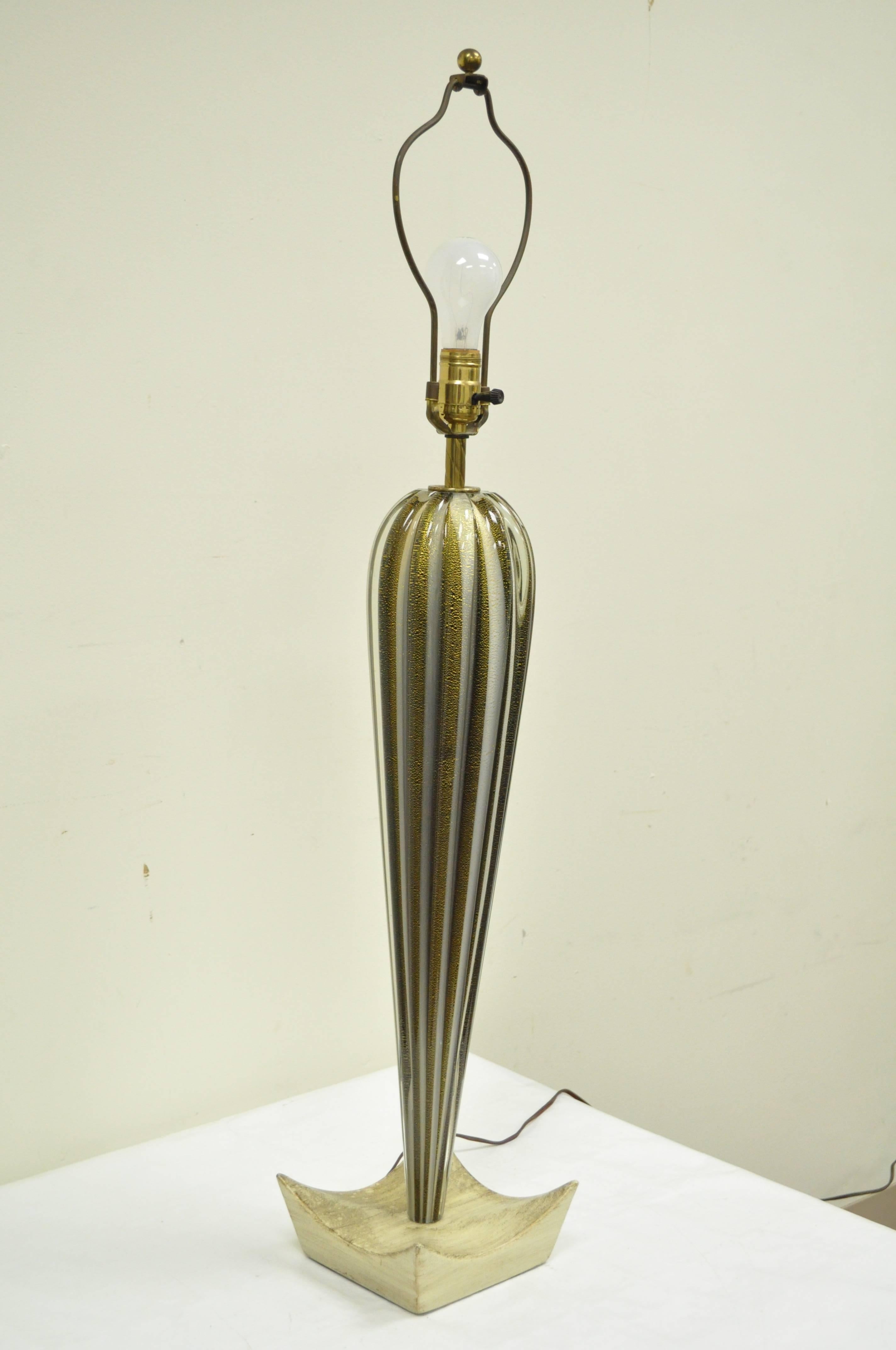 Lampe de table en forme de goutte d'eau en verre soufflé italien de Murano à mouchetures d'or, datant du milieu du siècle dernier en vente 3