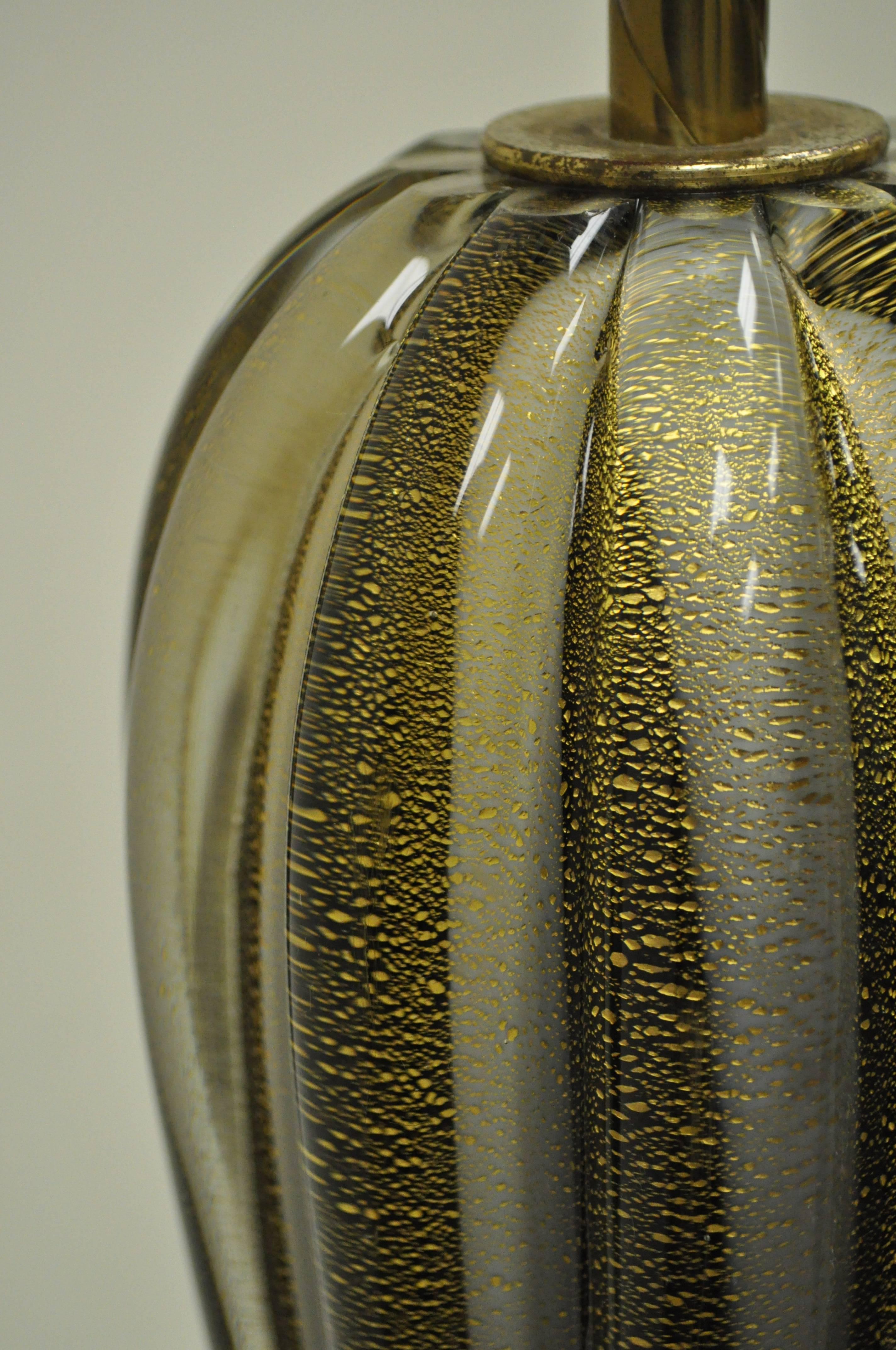 Lampe de table en forme de goutte d'eau en verre soufflé italien de Murano à mouchetures d'or, datant du milieu du siècle dernier Bon état - En vente à Philadelphia, PA