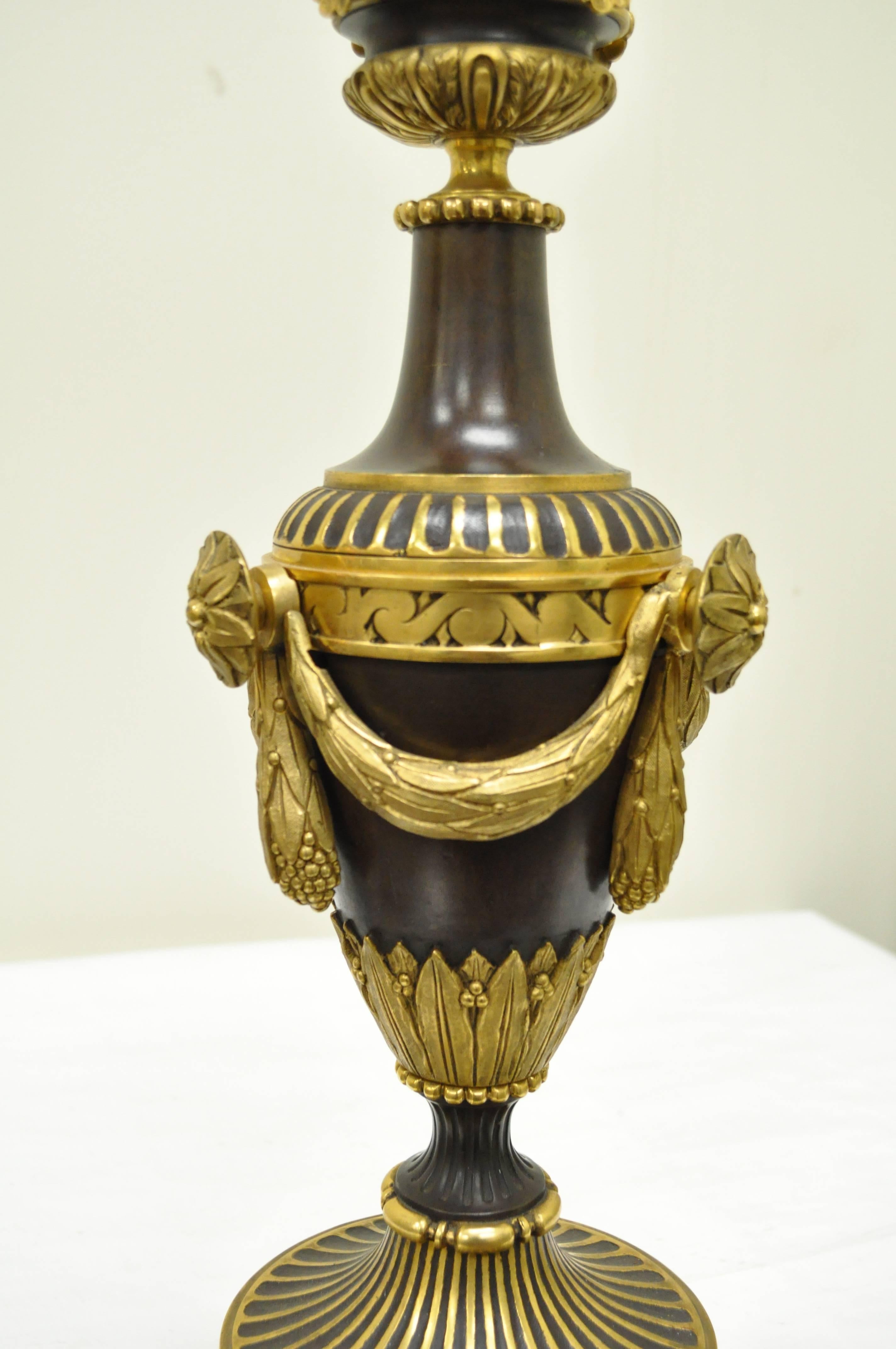 Néoclassique Paire de lampes de bureau néoclassiques françaises en forme d'urne en bronze doré du 19ème siècle en vente