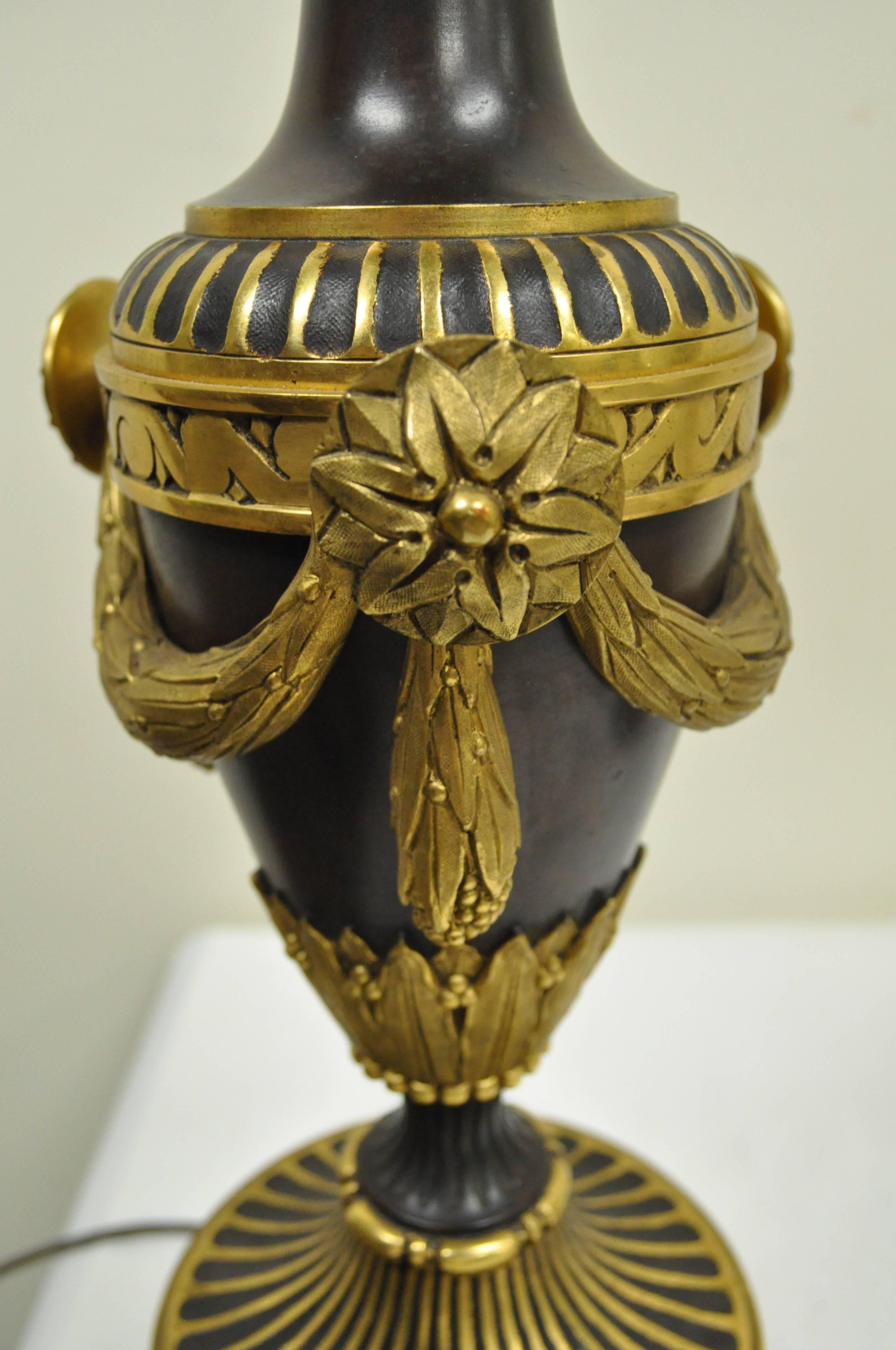 XIXe siècle Paire de lampes de bureau néoclassiques françaises en forme d'urne en bronze doré du 19ème siècle en vente