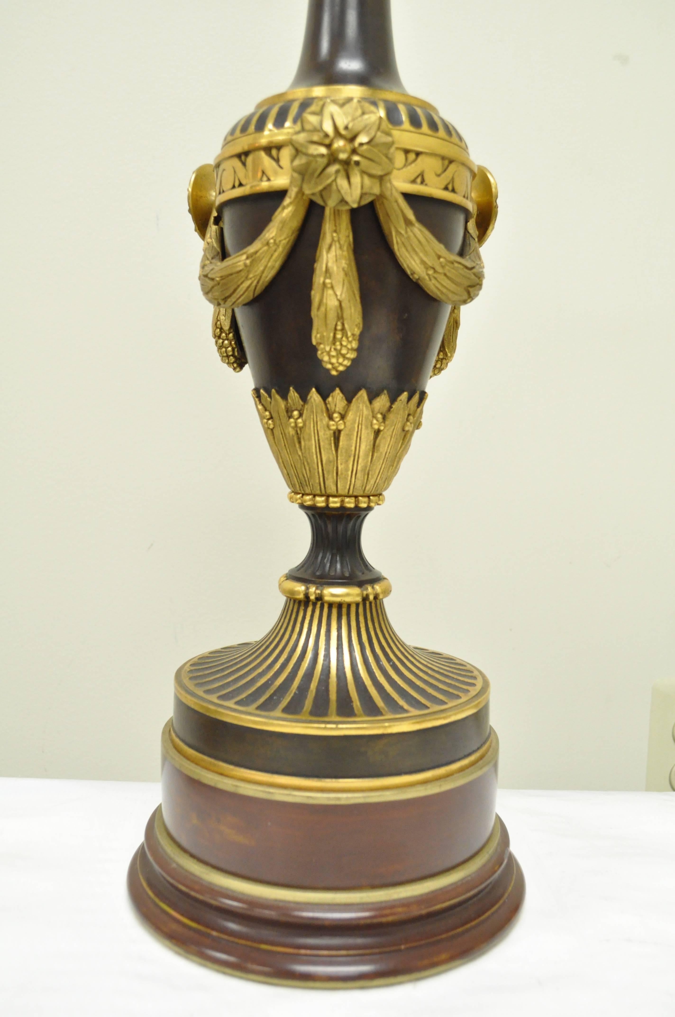 Français Paire de lampes de bureau néoclassiques françaises en forme d'urne en bronze doré du 19ème siècle en vente