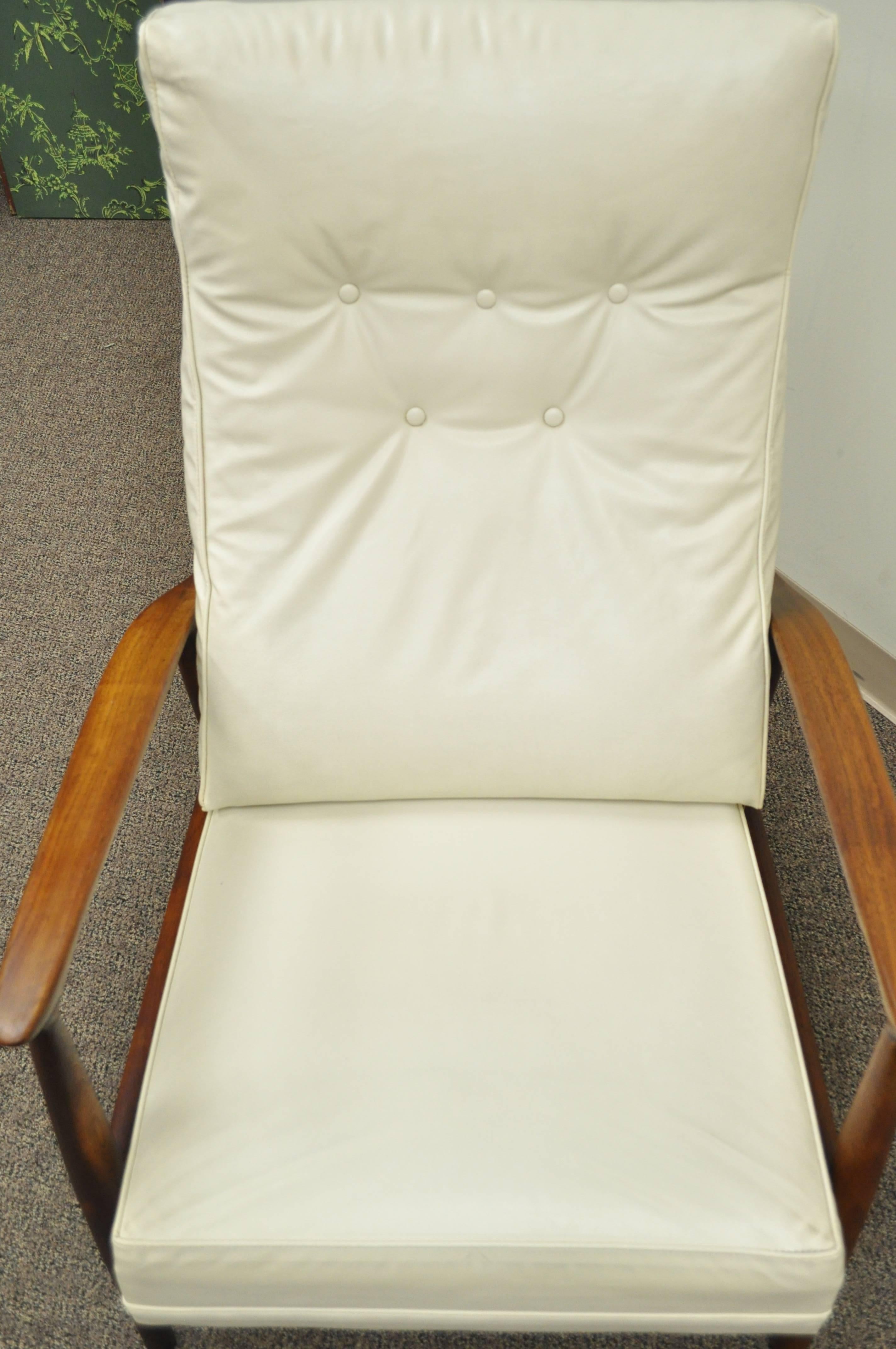 Milo Baughman for James Inc Thayer Coggin Sculpted Walnut Recliner Lounge Chair In Good Condition In Philadelphia, PA