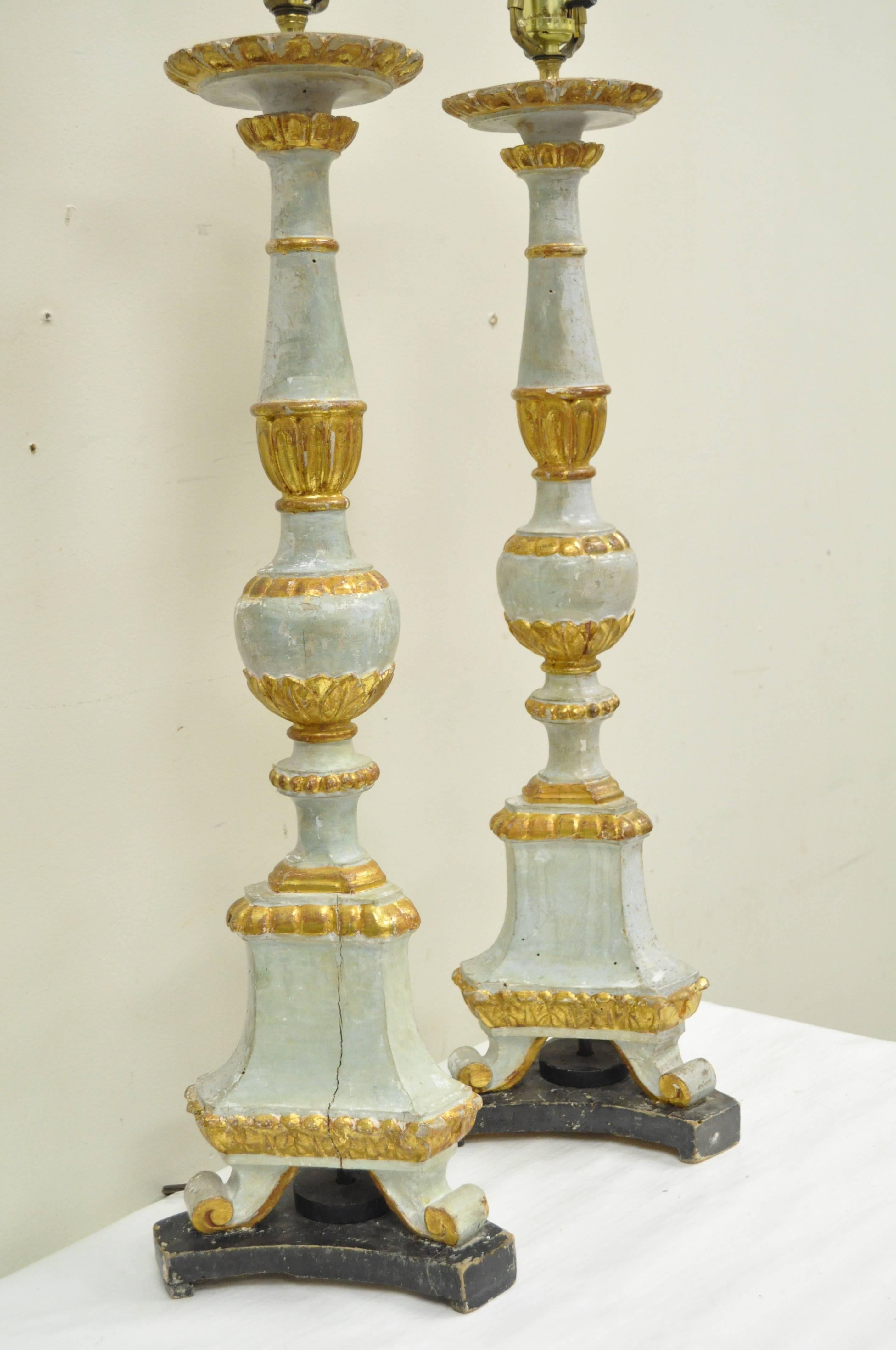 Neoklassizistische italienische handgeschnitzte Tischlampen aus vergoldetem Holz, frühes 20. Jahrhundert, Paar (Italienisch) im Angebot