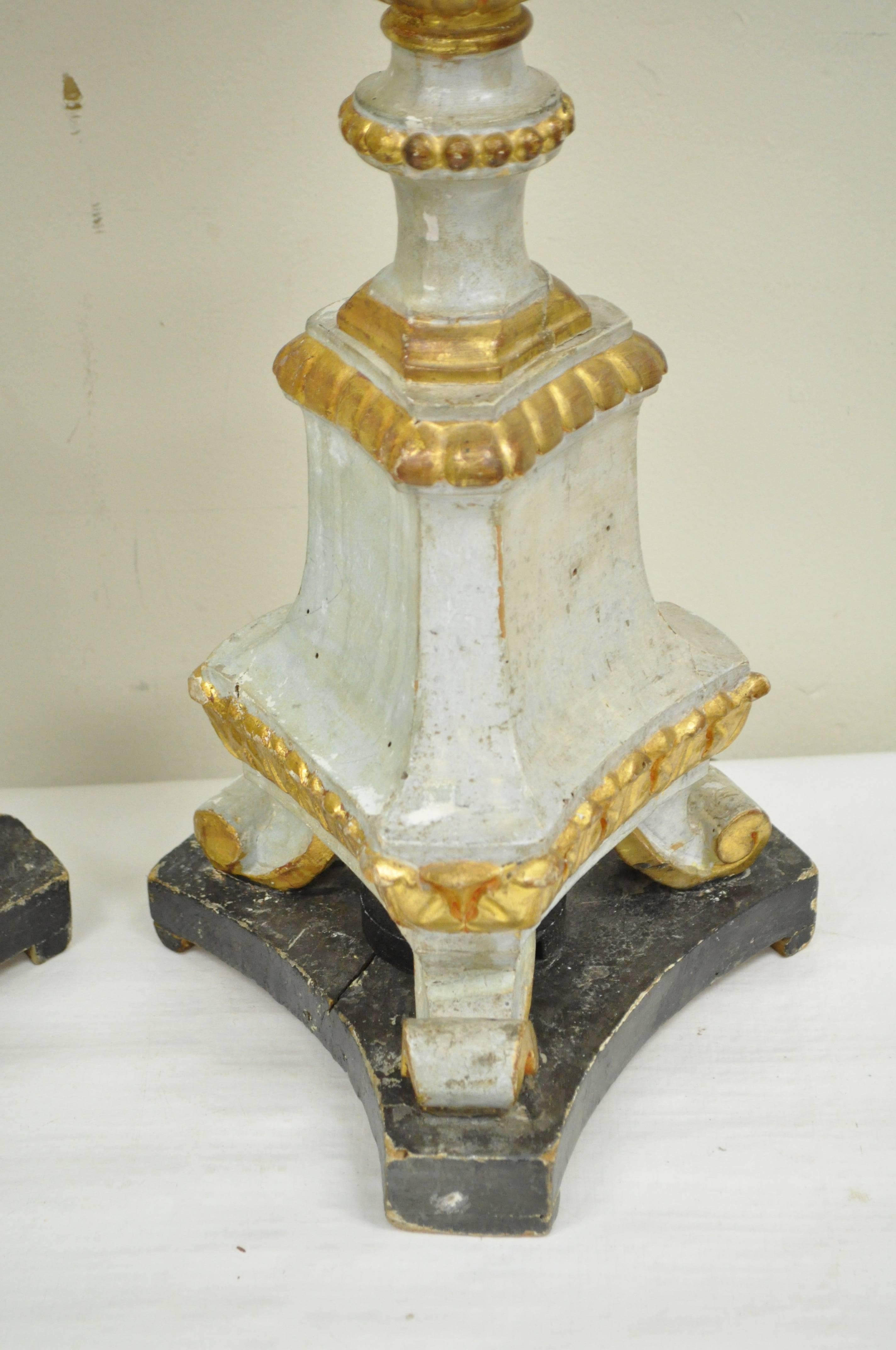 Pair of Early 20th Century Italian Hand-Carved Giltwood Neoclassical Table Lamps For Sale 2