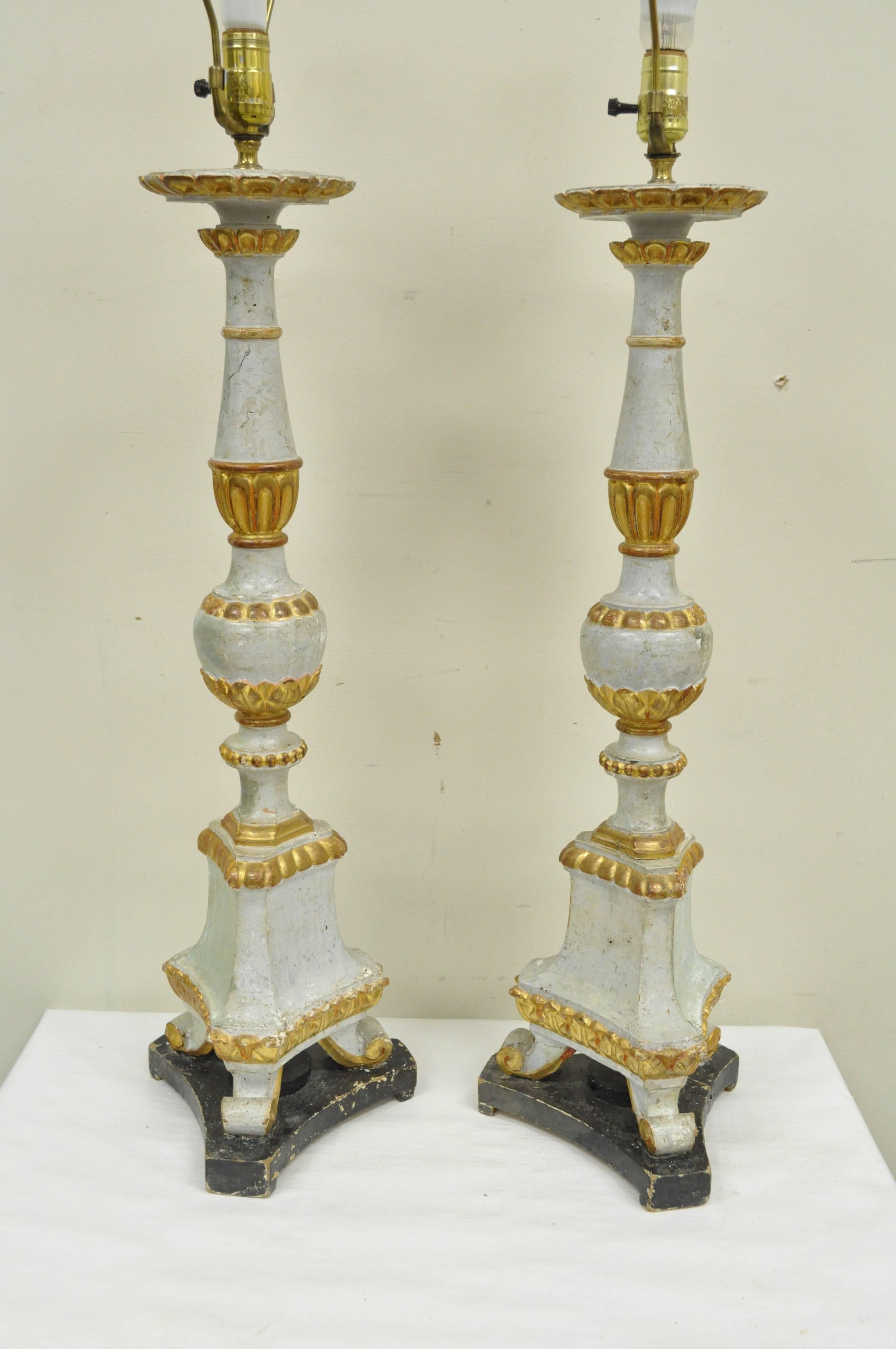 Neoklassizistische italienische handgeschnitzte Tischlampen aus vergoldetem Holz, frühes 20. Jahrhundert, Paar im Zustand „Starke Gebrauchsspuren“ im Angebot in Philadelphia, PA