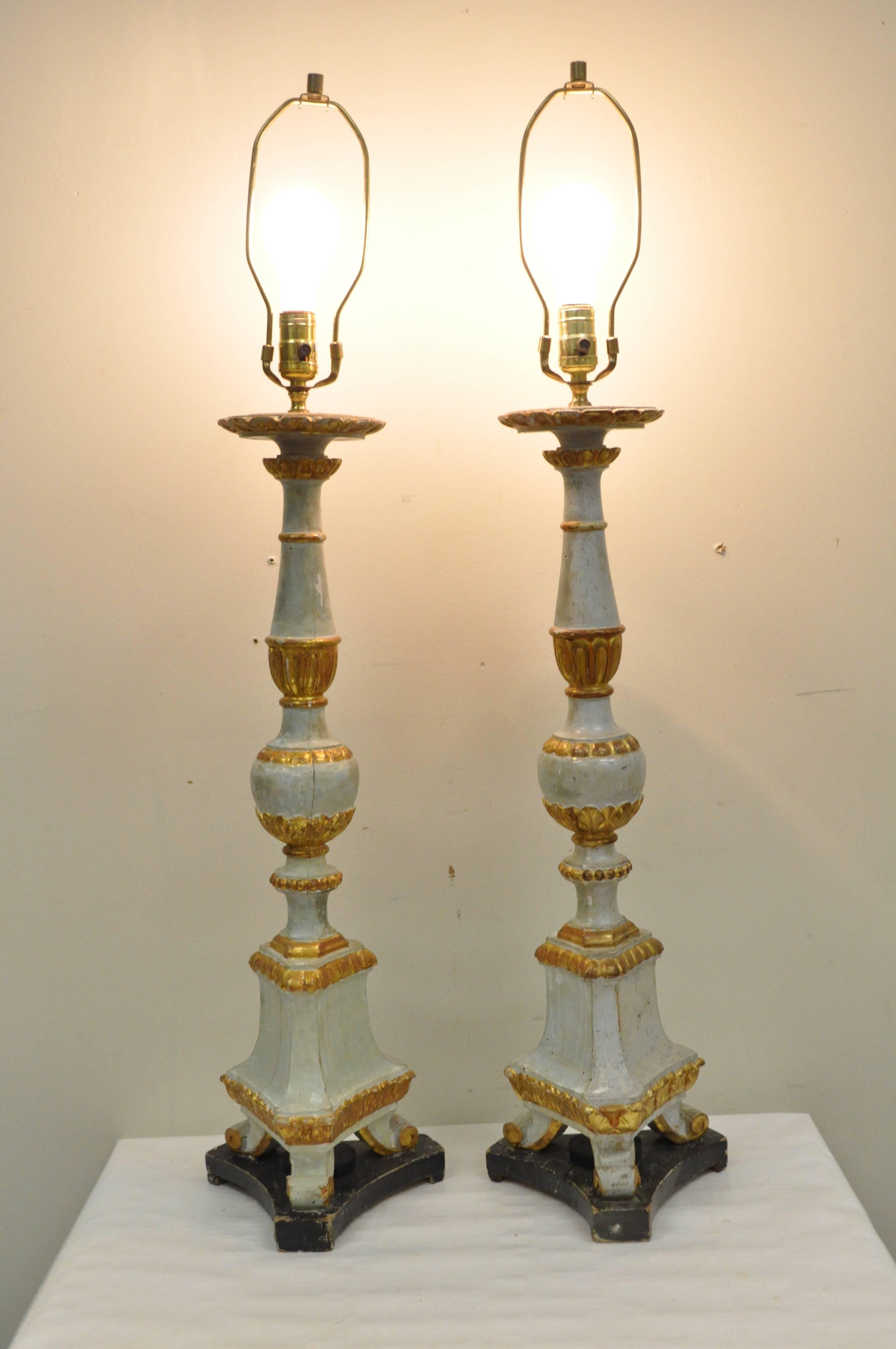 Neoklassizistische italienische handgeschnitzte Tischlampen aus vergoldetem Holz, frühes 20. Jahrhundert, Paar im Angebot 2