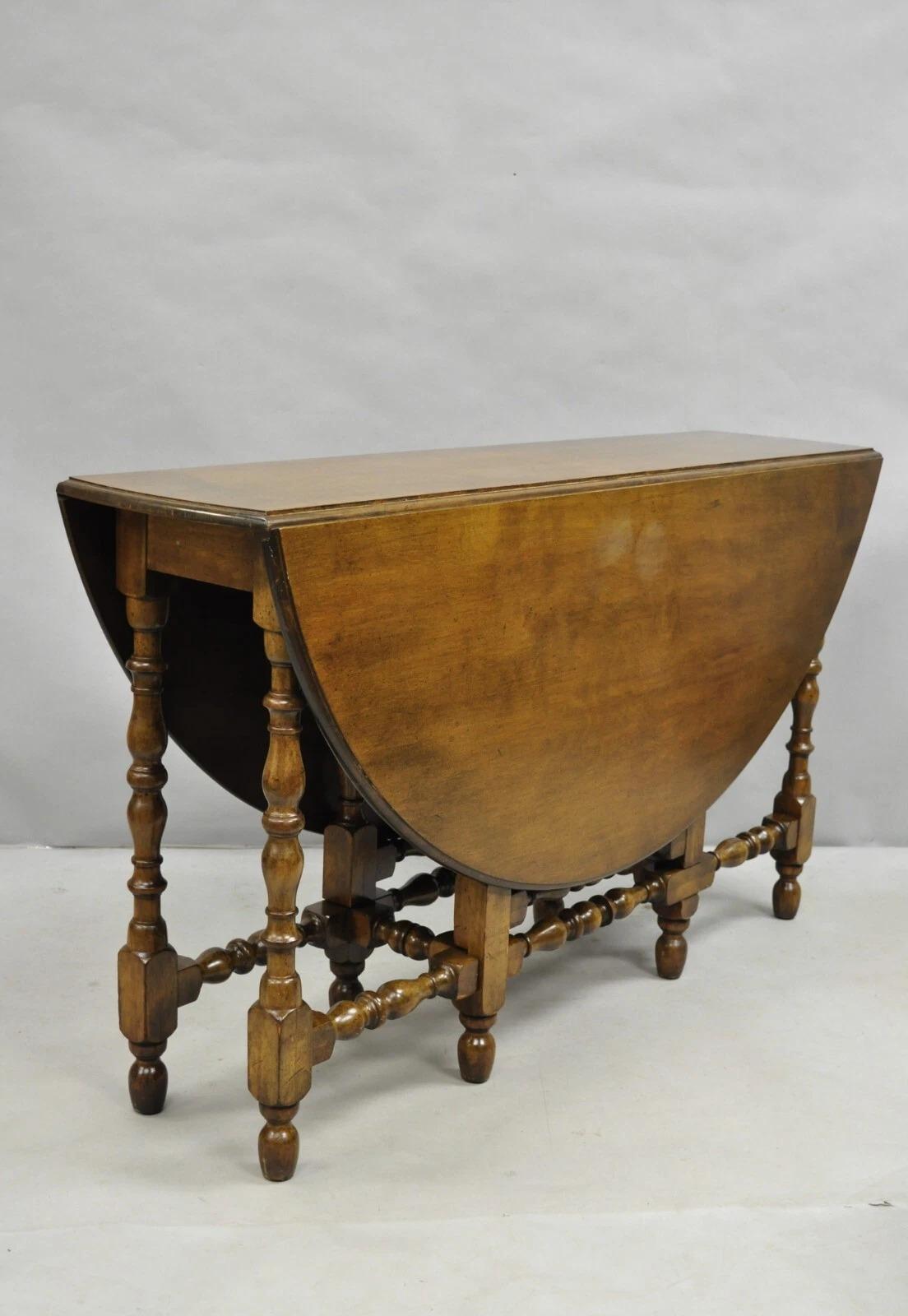 Antique American Colonial William & Mary Style Large Round Dropleaf Maple Wood Gate Leg Dining Table with Single Dovetailed Drawer. Circa Early 20th Century. Measurements: 30