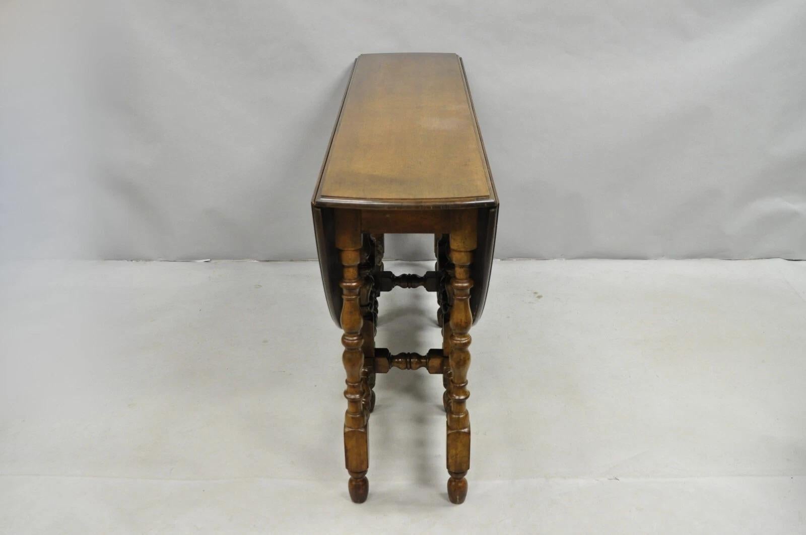 Unknown Antique William & Mary Large Round Dropleaf Maple Wood Gate Leg Dining Table For Sale