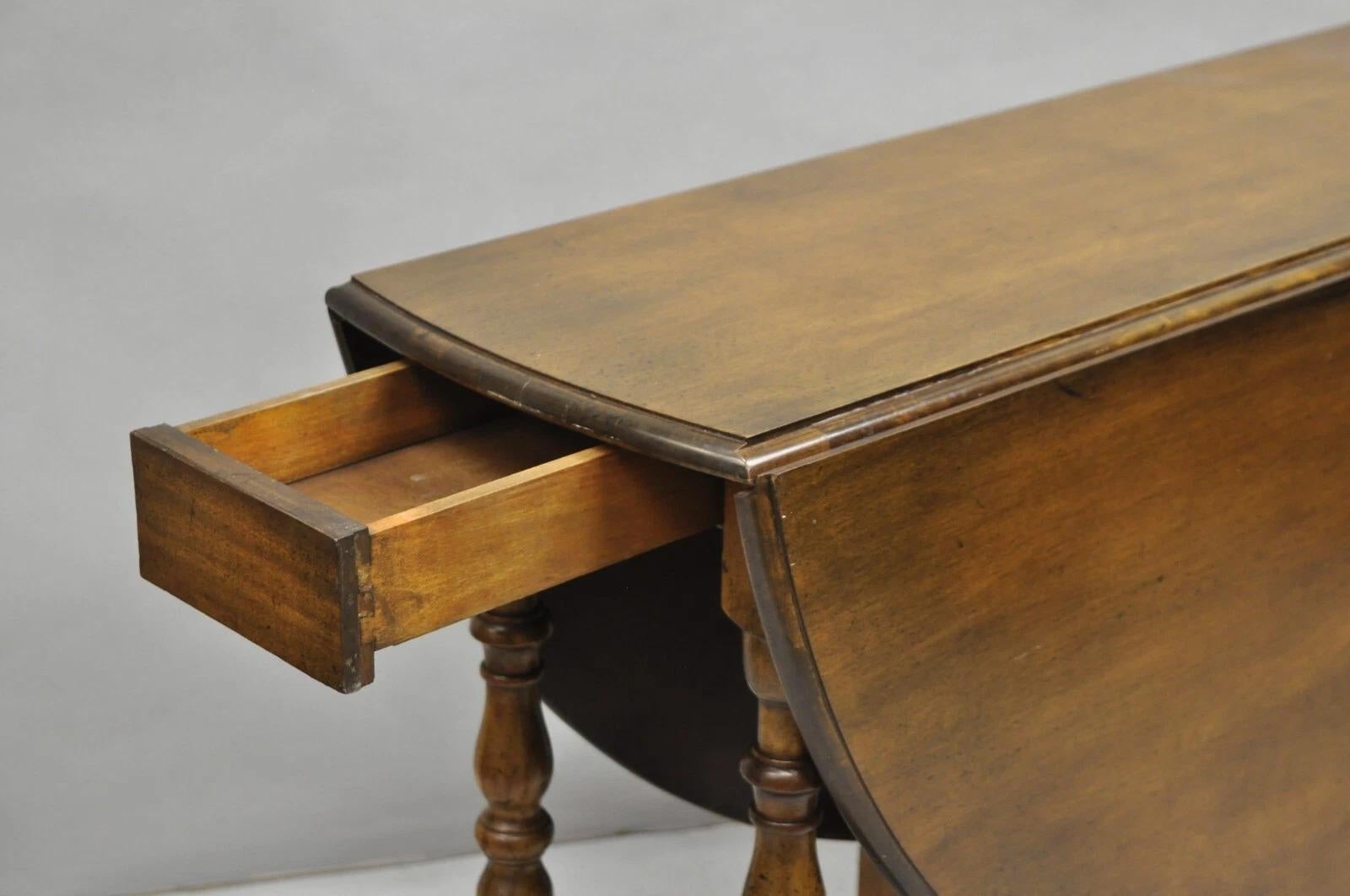 Other Antique William & Mary Large Round Dropleaf Maple Wood Gate Leg Dining Table For Sale
