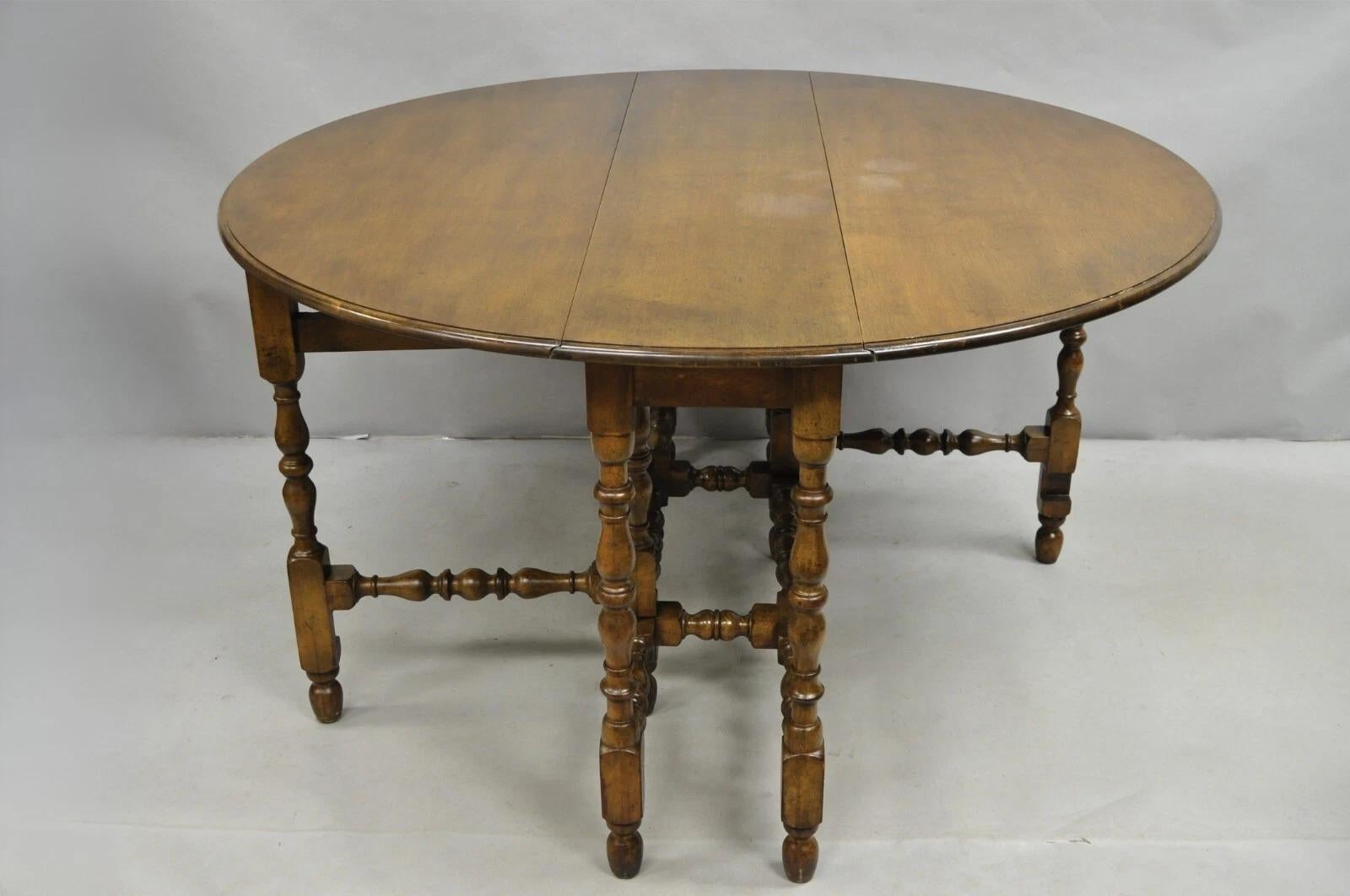 Antique William & Mary Large Round Dropleaf Maple Wood Gate Leg Dining Table In Good Condition For Sale In Philadelphia, PA