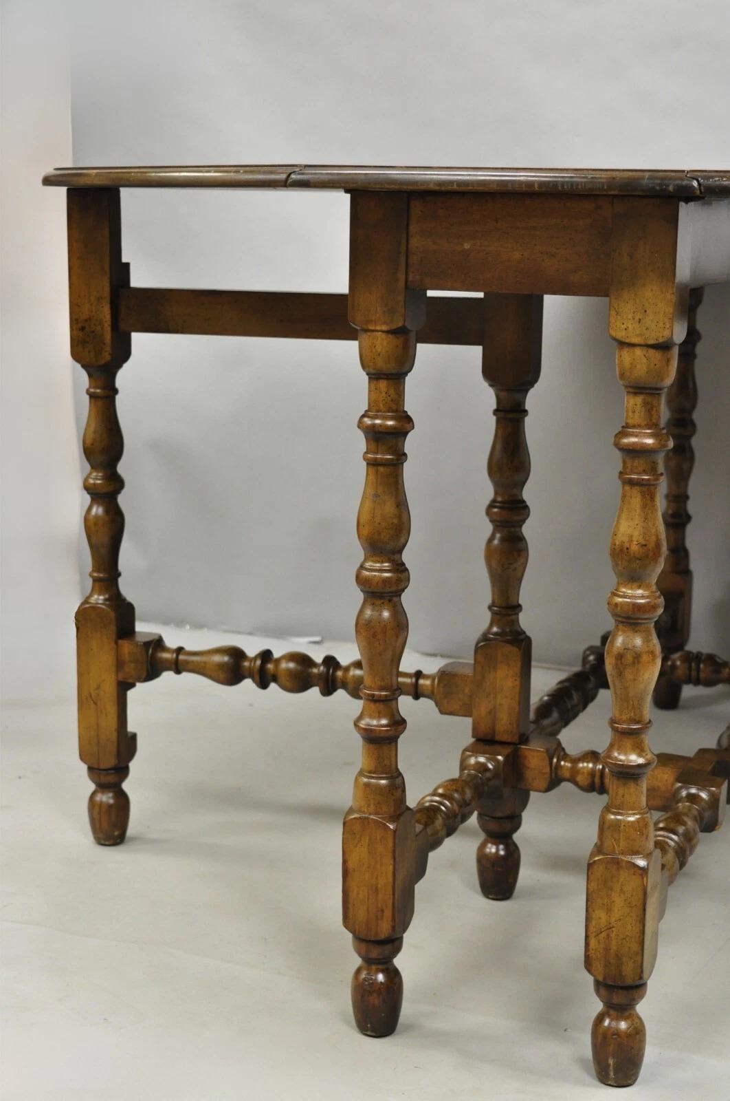Antique William & Mary Large Round Dropleaf Maple Wood Gate Leg Dining Table For Sale 3