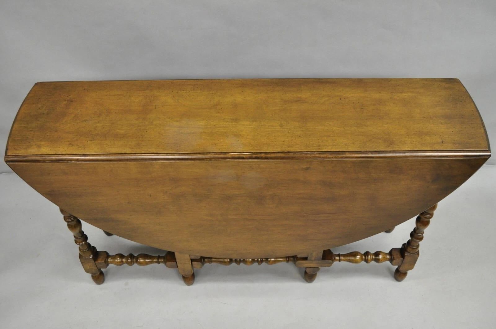 Antique William & Mary Large Round Dropleaf Maple Wood Gate Leg Dining Table For Sale 4