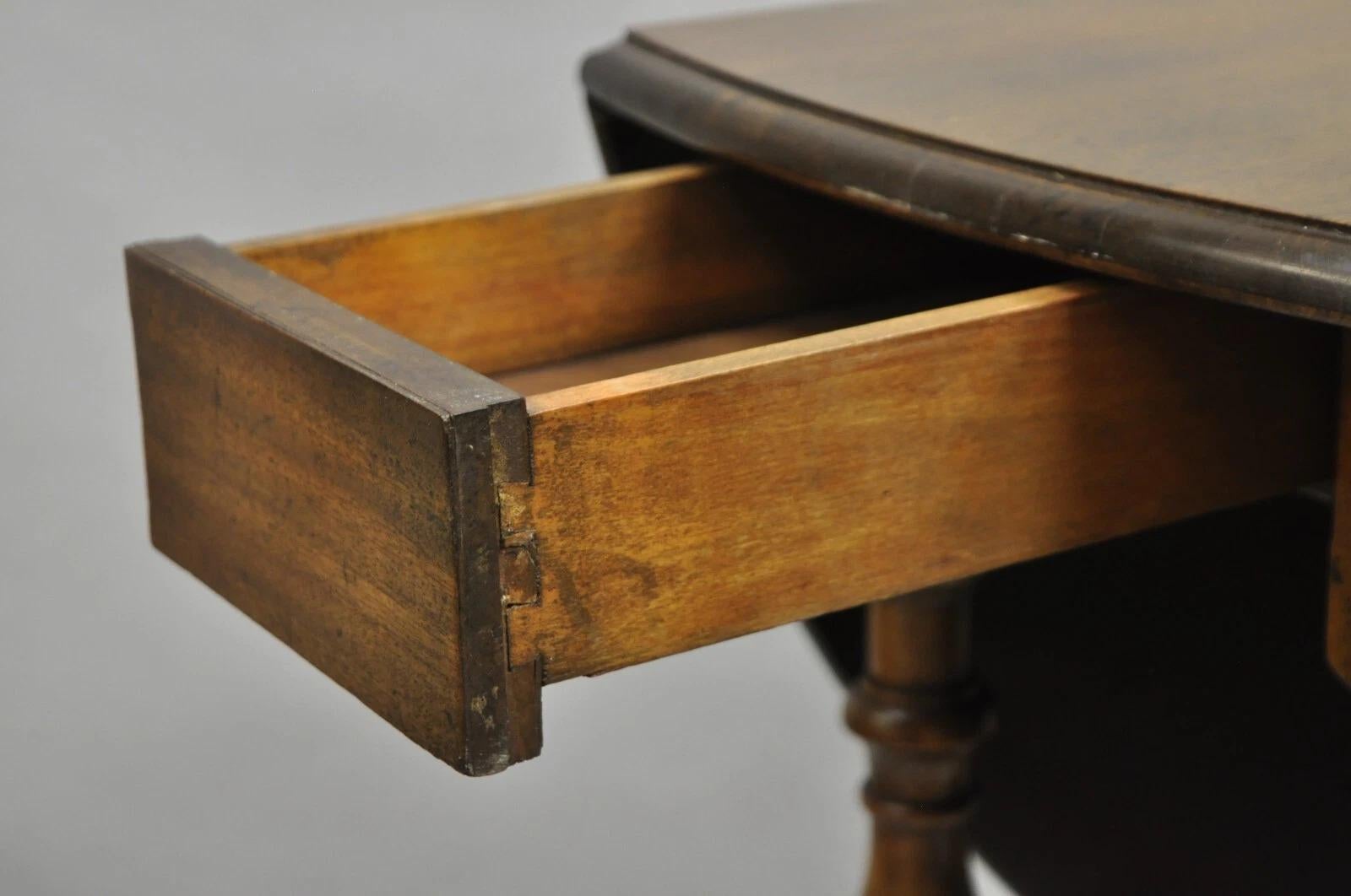 Antique William & Mary Large Round Dropleaf Maple Wood Gate Leg Dining Table For Sale 6