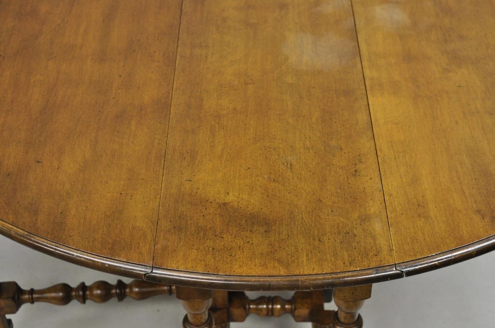Antique William & Mary Large Round Dropleaf Maple Wood Gate Leg Dining Table For Sale 5