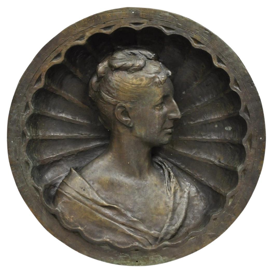 Antico busto di donna italiano grande 25" in bronzo con rilievi e repousse per monumenti